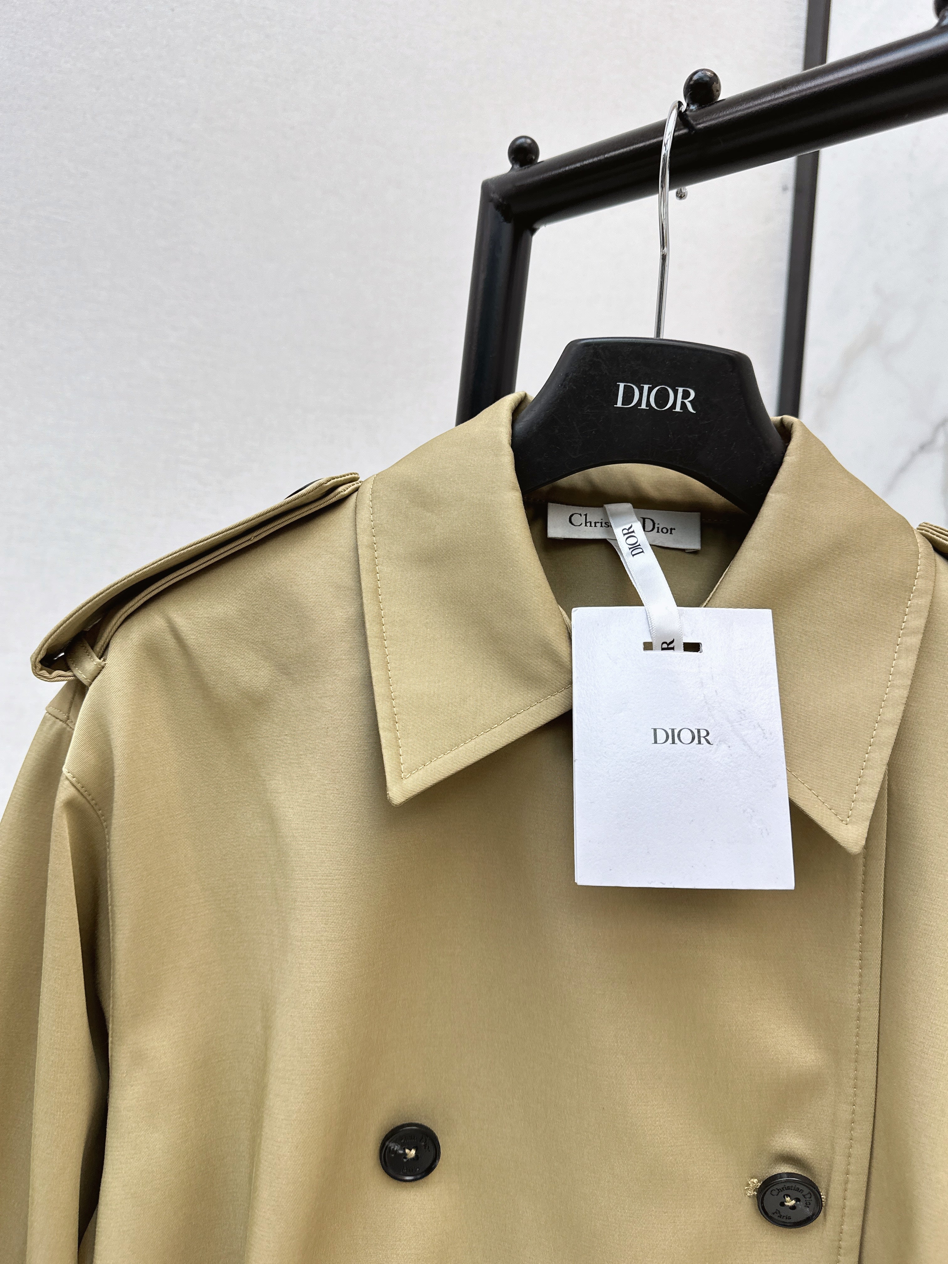 Short trench coat with bee embroidery