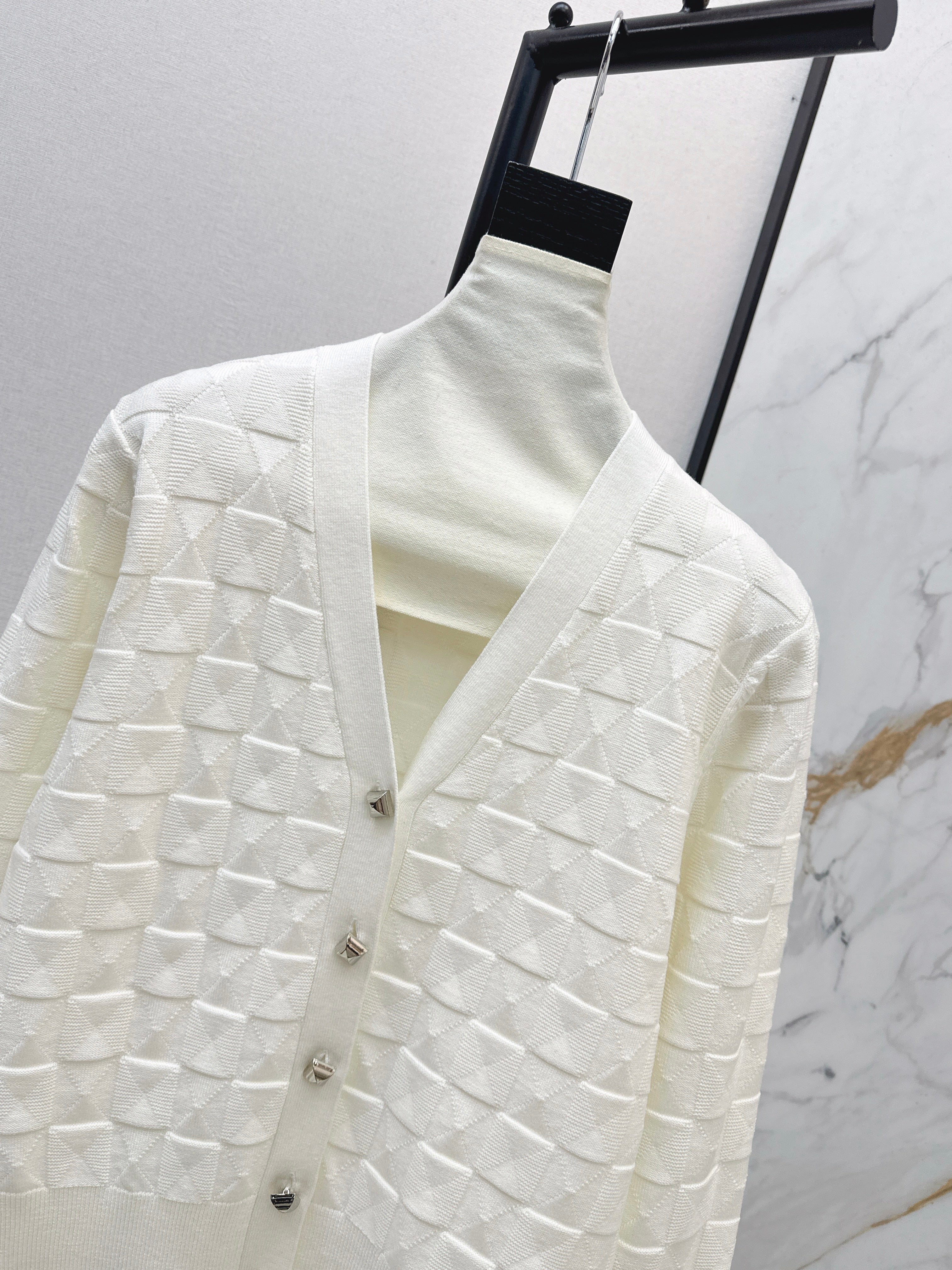 Contrast-color knit cardigan