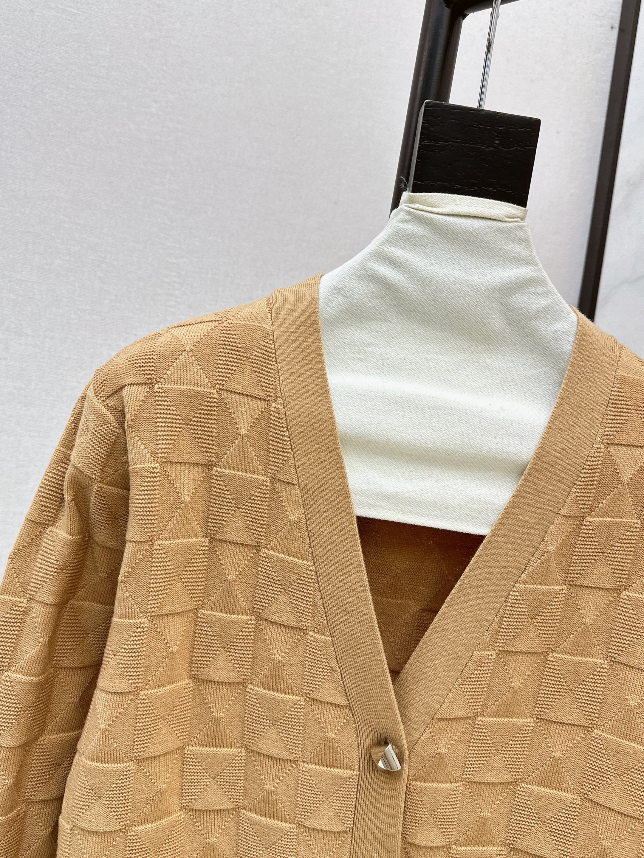 Contrast-color knit cardigan