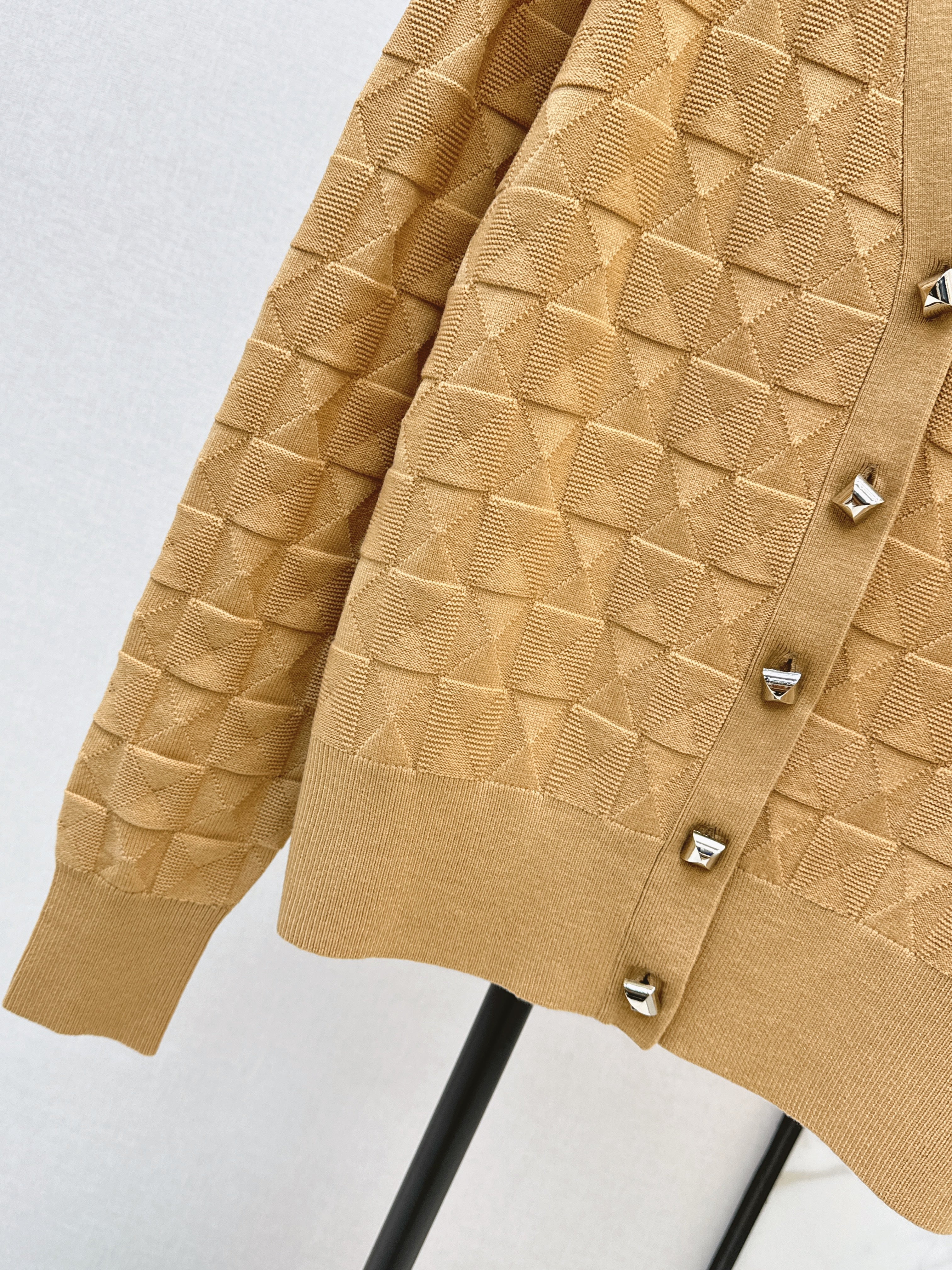 Contrast-color knit cardigan