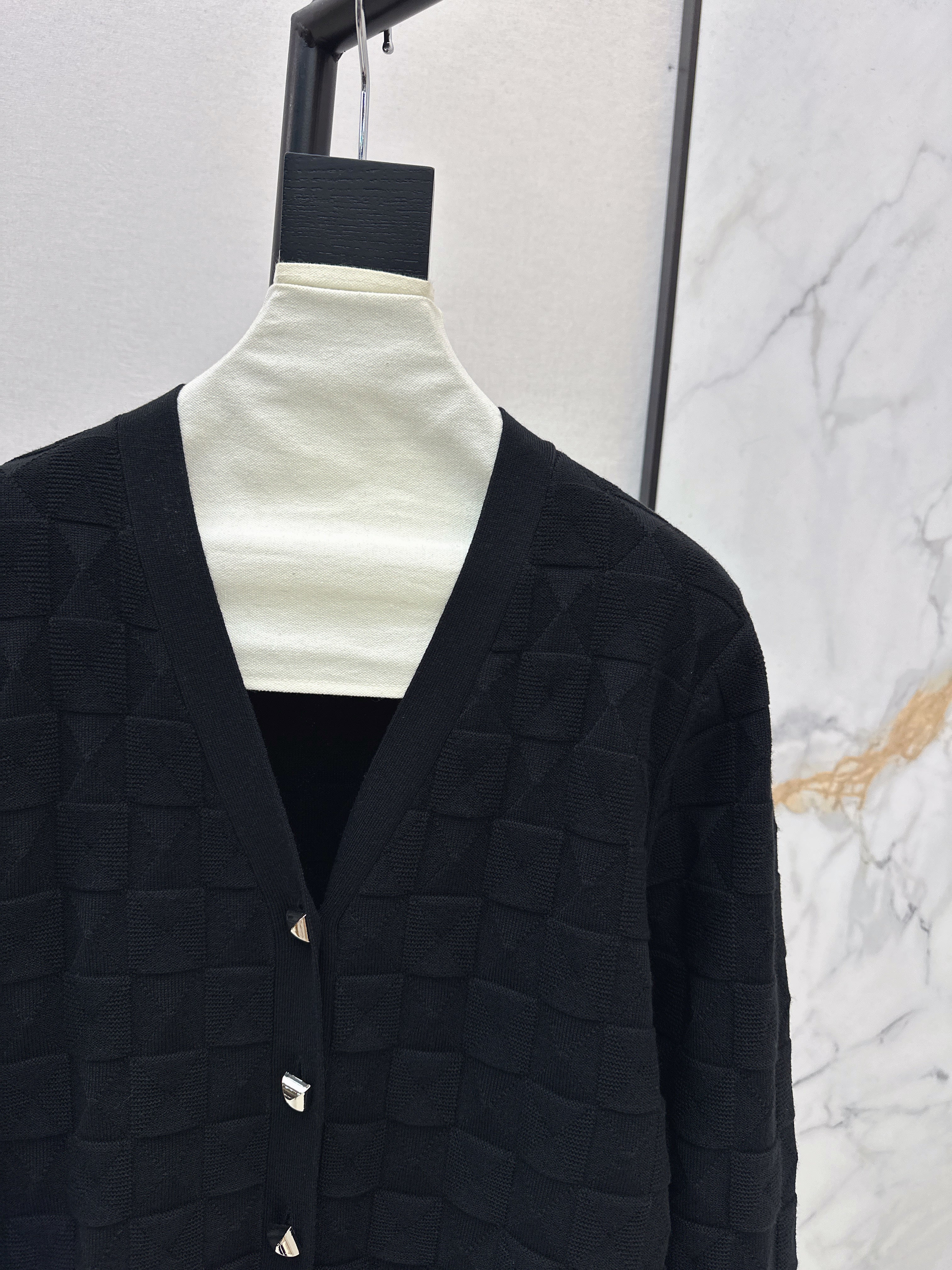 Contrast-color knit cardigan