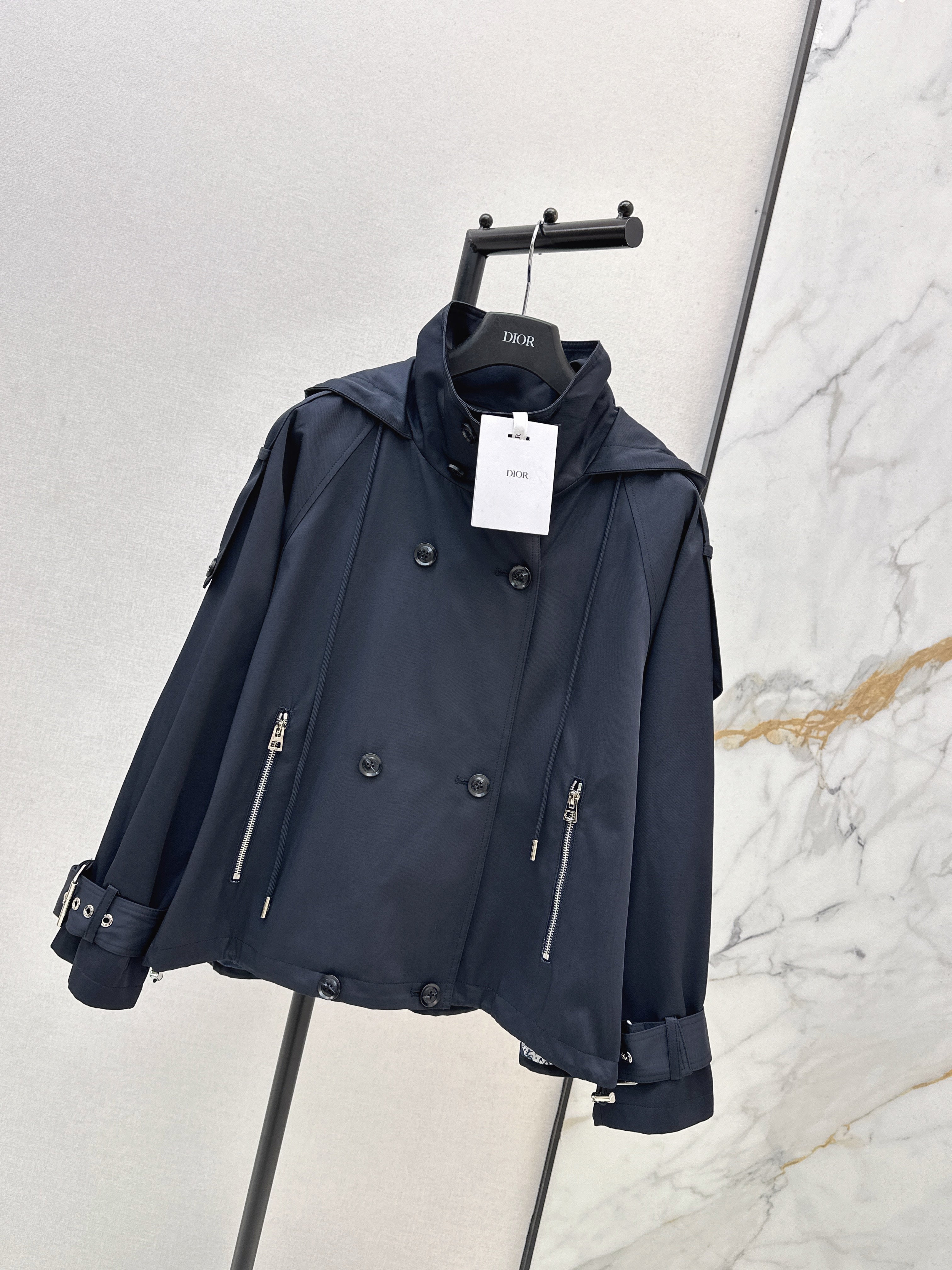 Loose-fitting trench coat