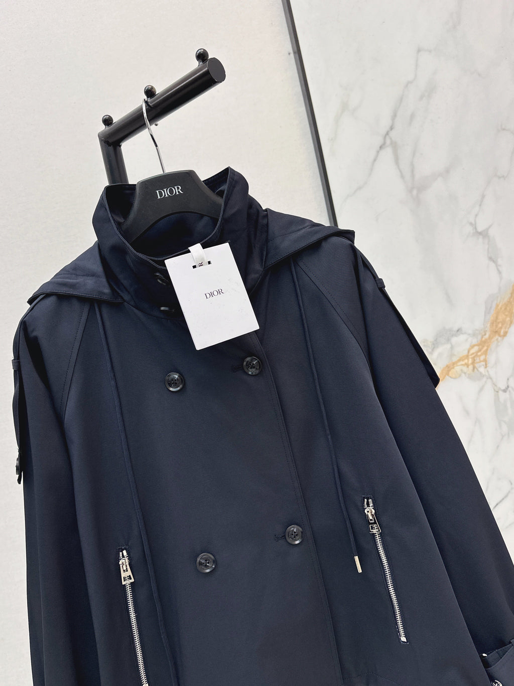 Loose-fitting trench coat