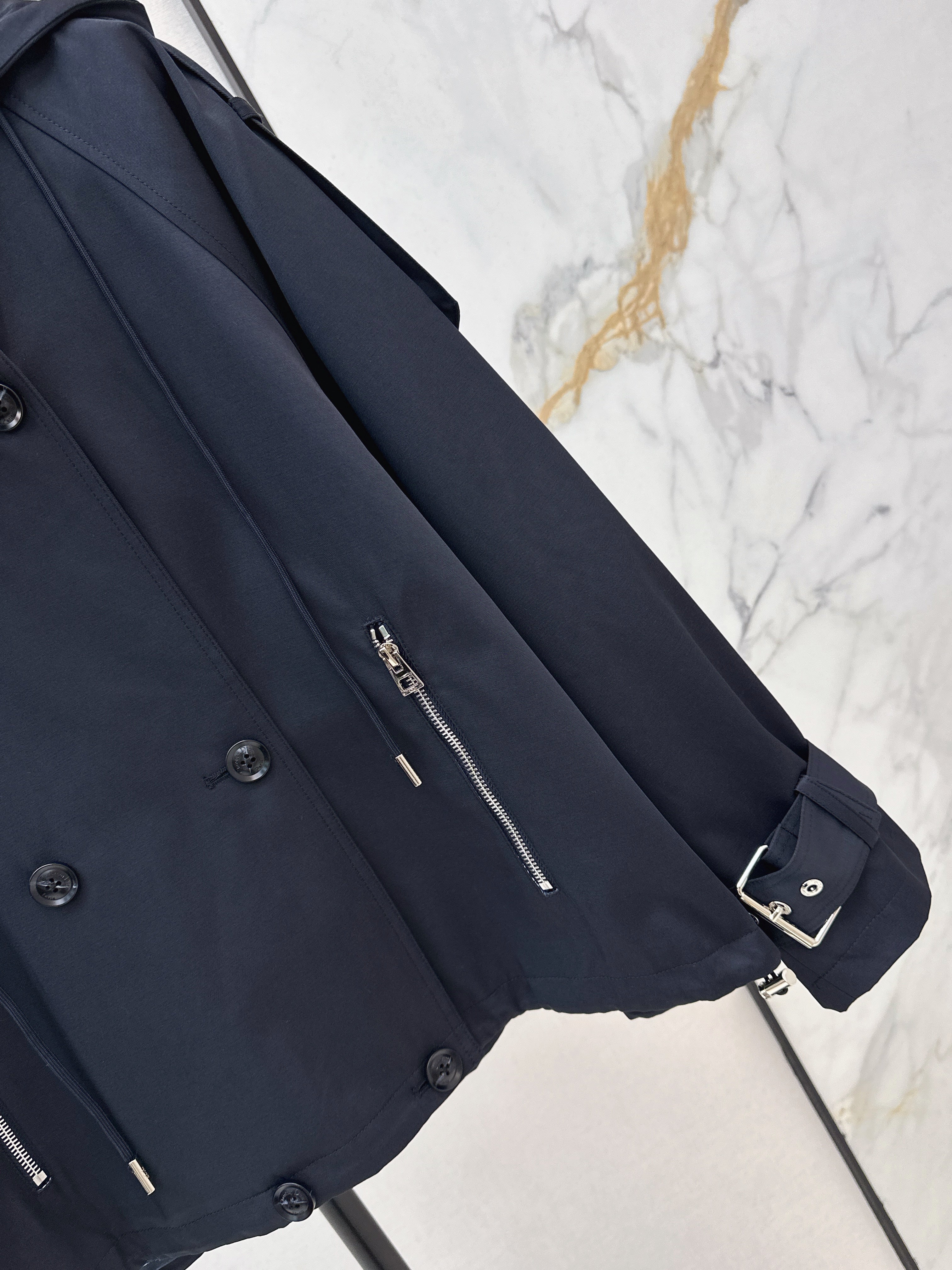 Loose-fitting trench coat