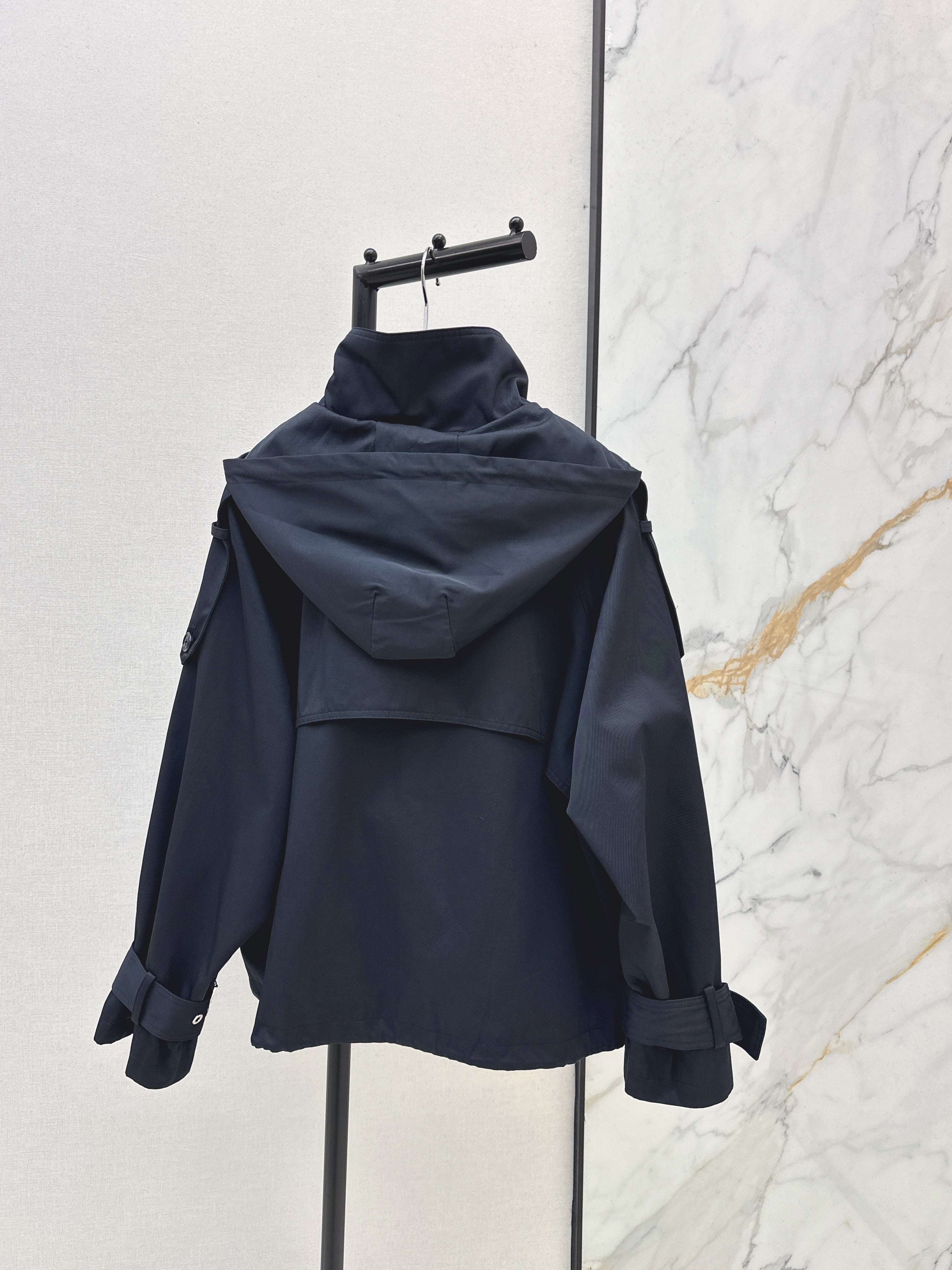 Loose-fitting trench coat