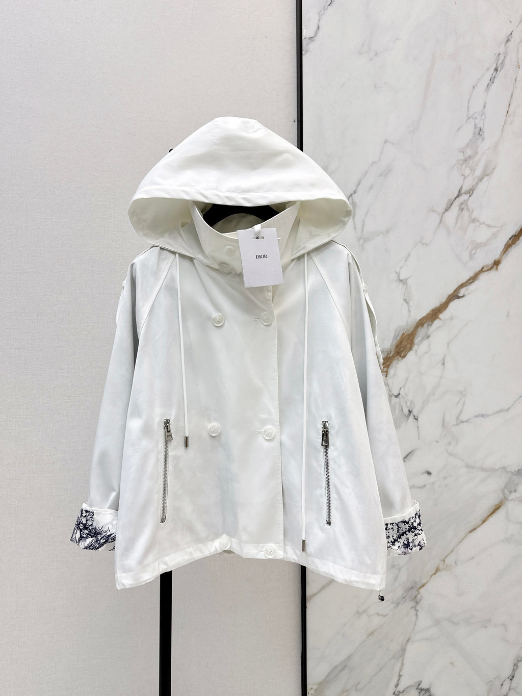 Loose-fitting trench coat