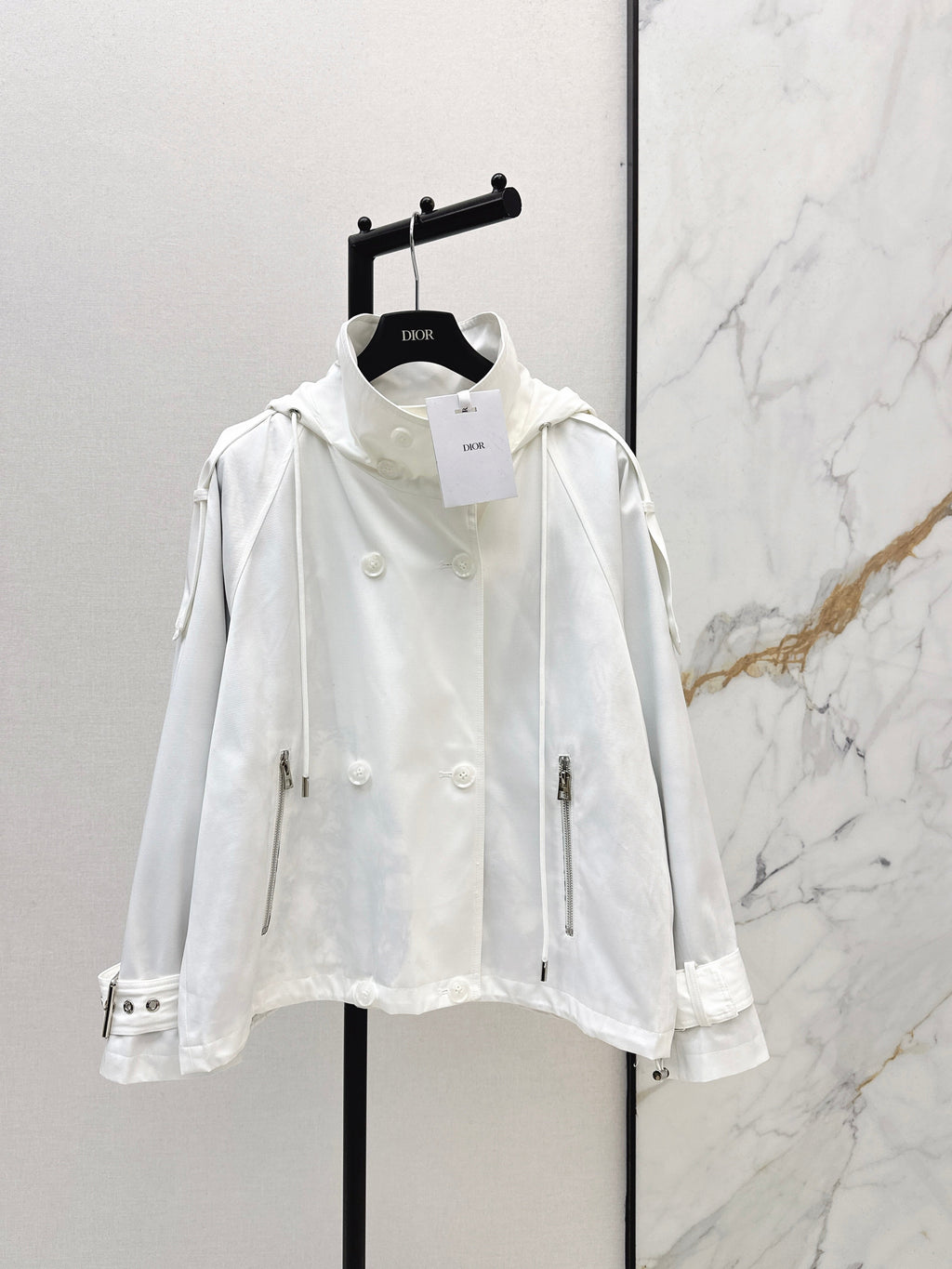 Loose-fitting trench coat