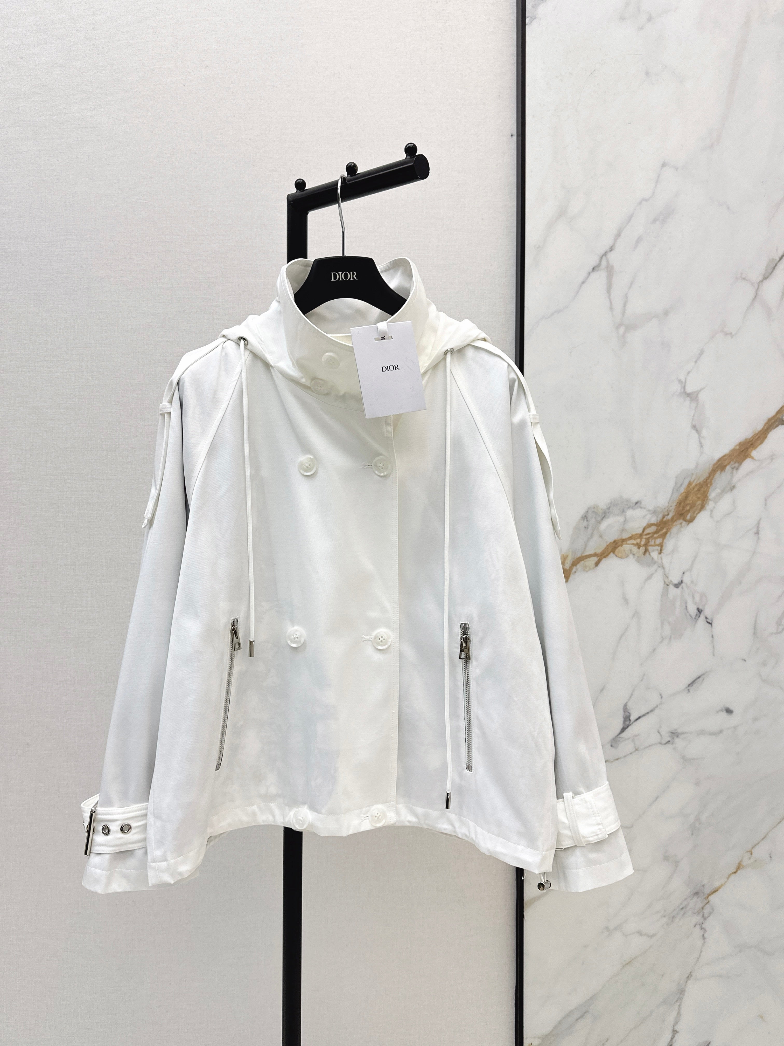 Loose-fitting trench coat
