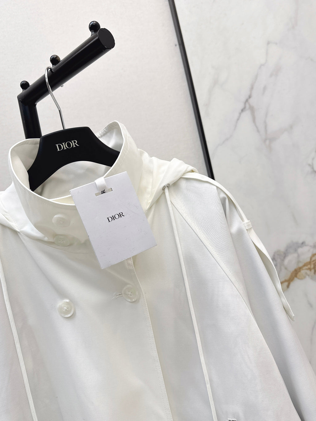 Loose-fitting trench coat