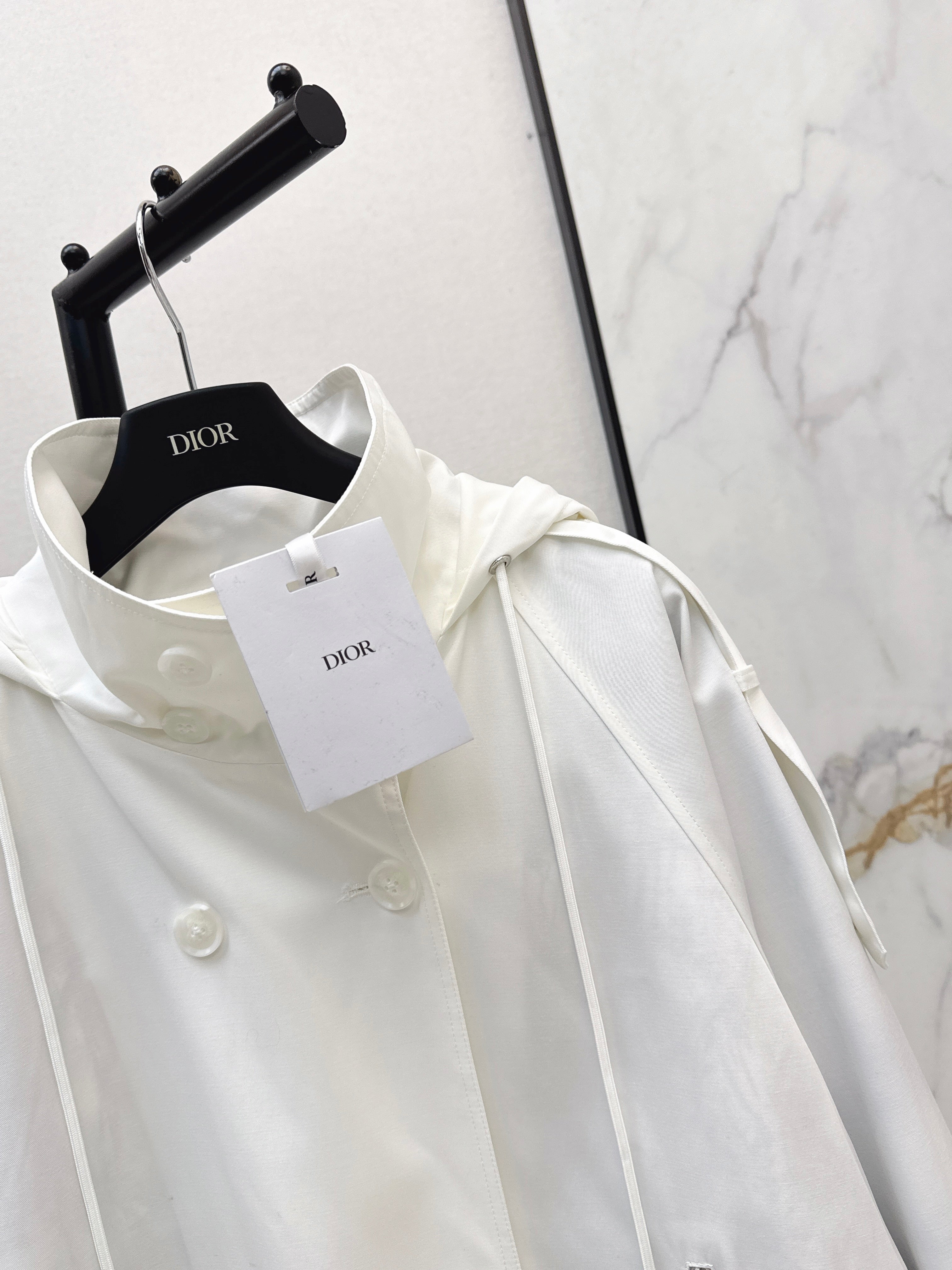 Loose-fitting trench coat