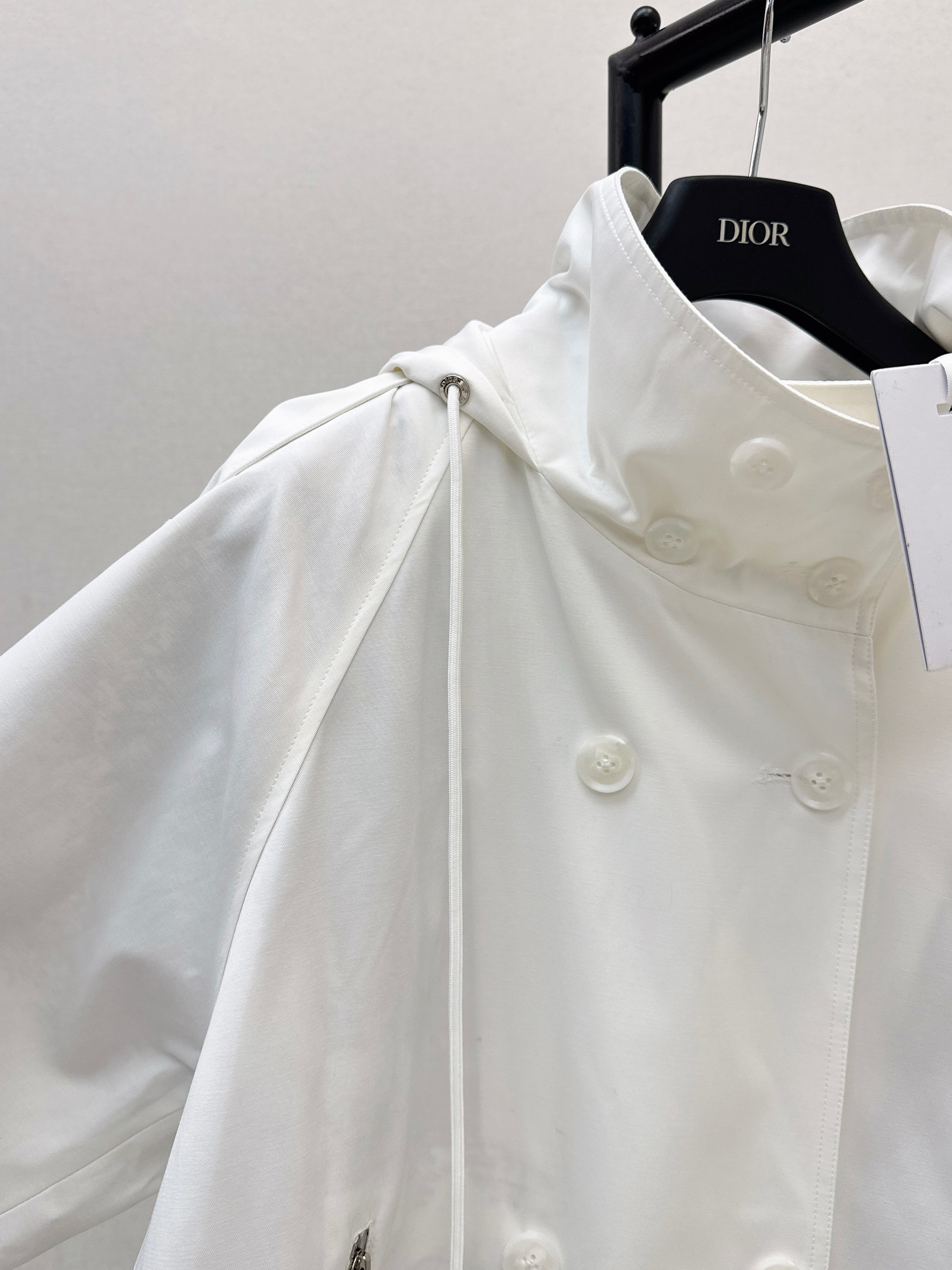Loose-fitting trench coat