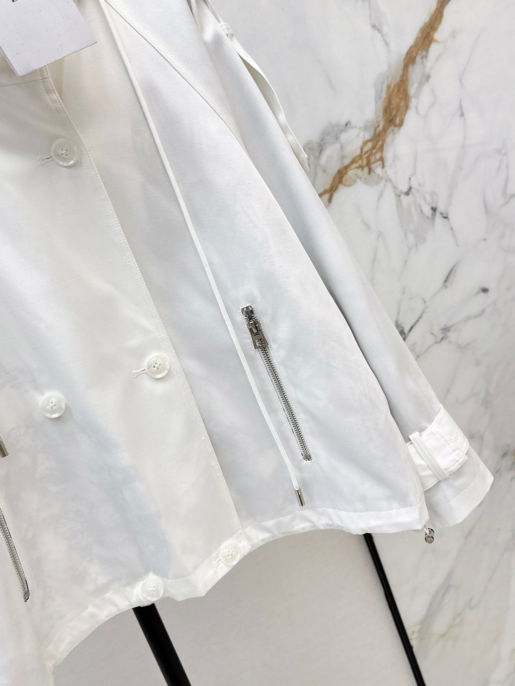 Loose-fitting trench coat