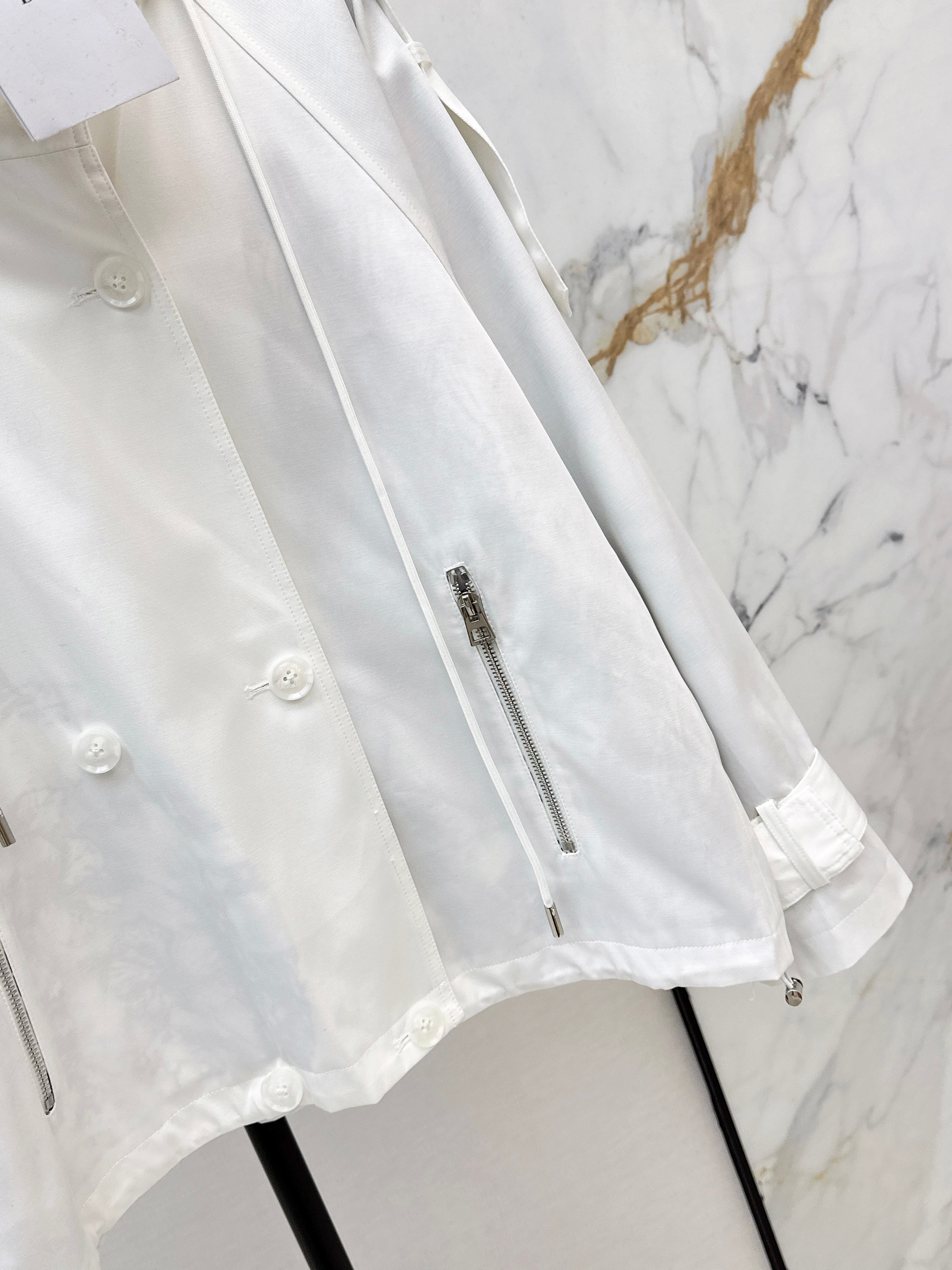 Loose-fitting trench coat