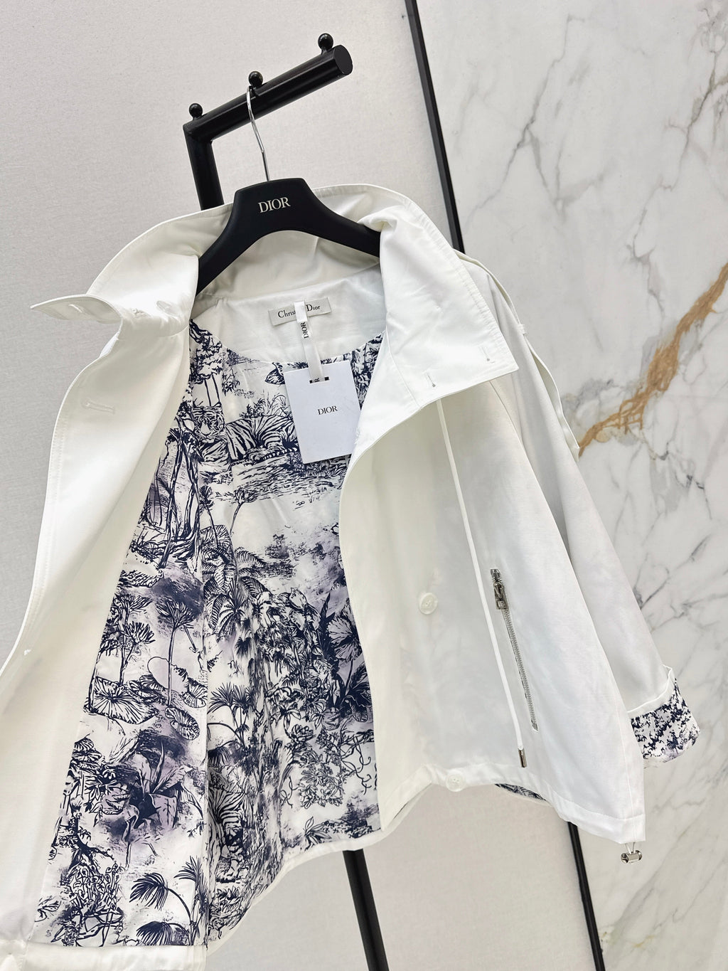Loose-fitting trench coat