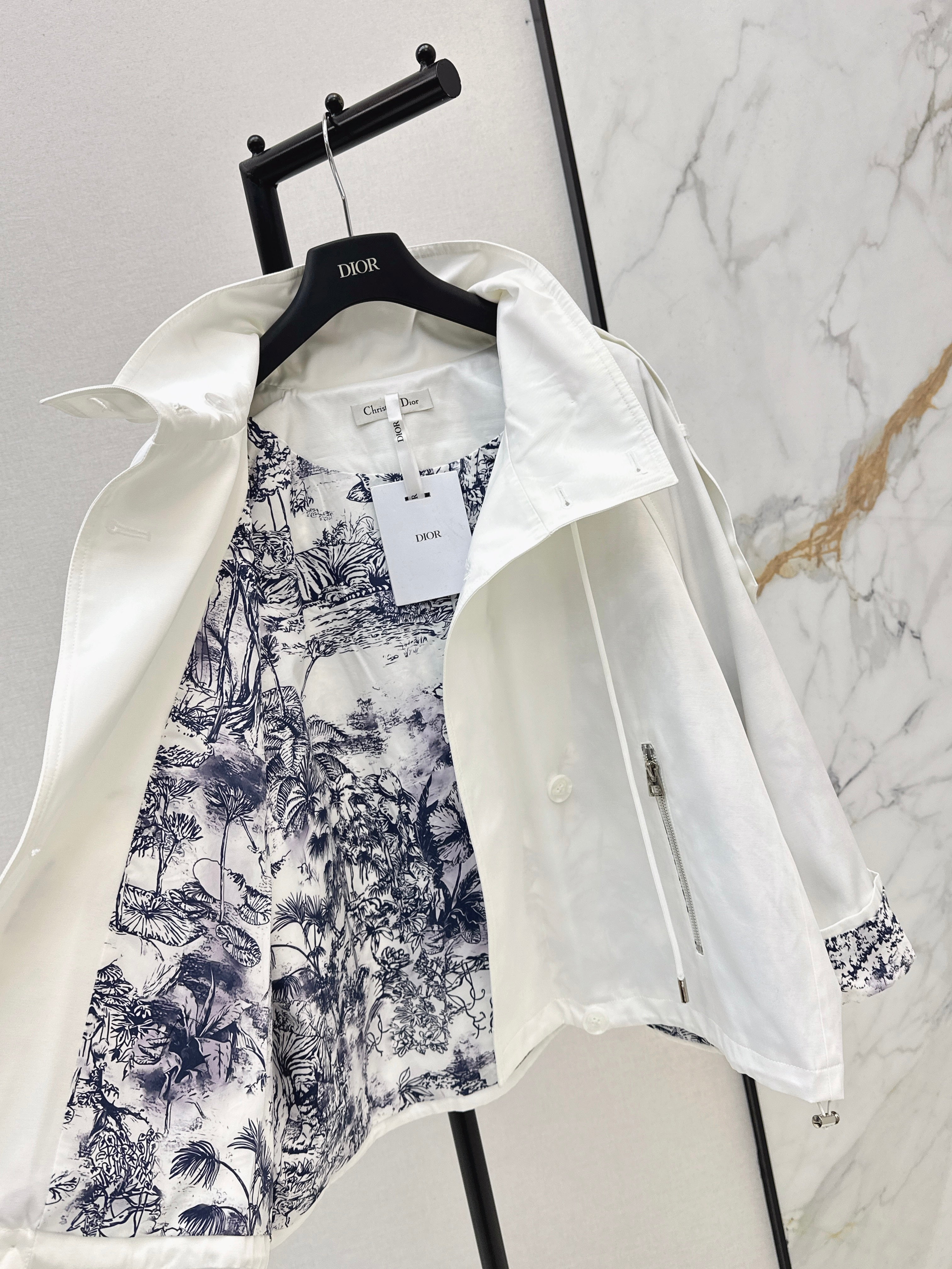 Loose-fitting trench coat