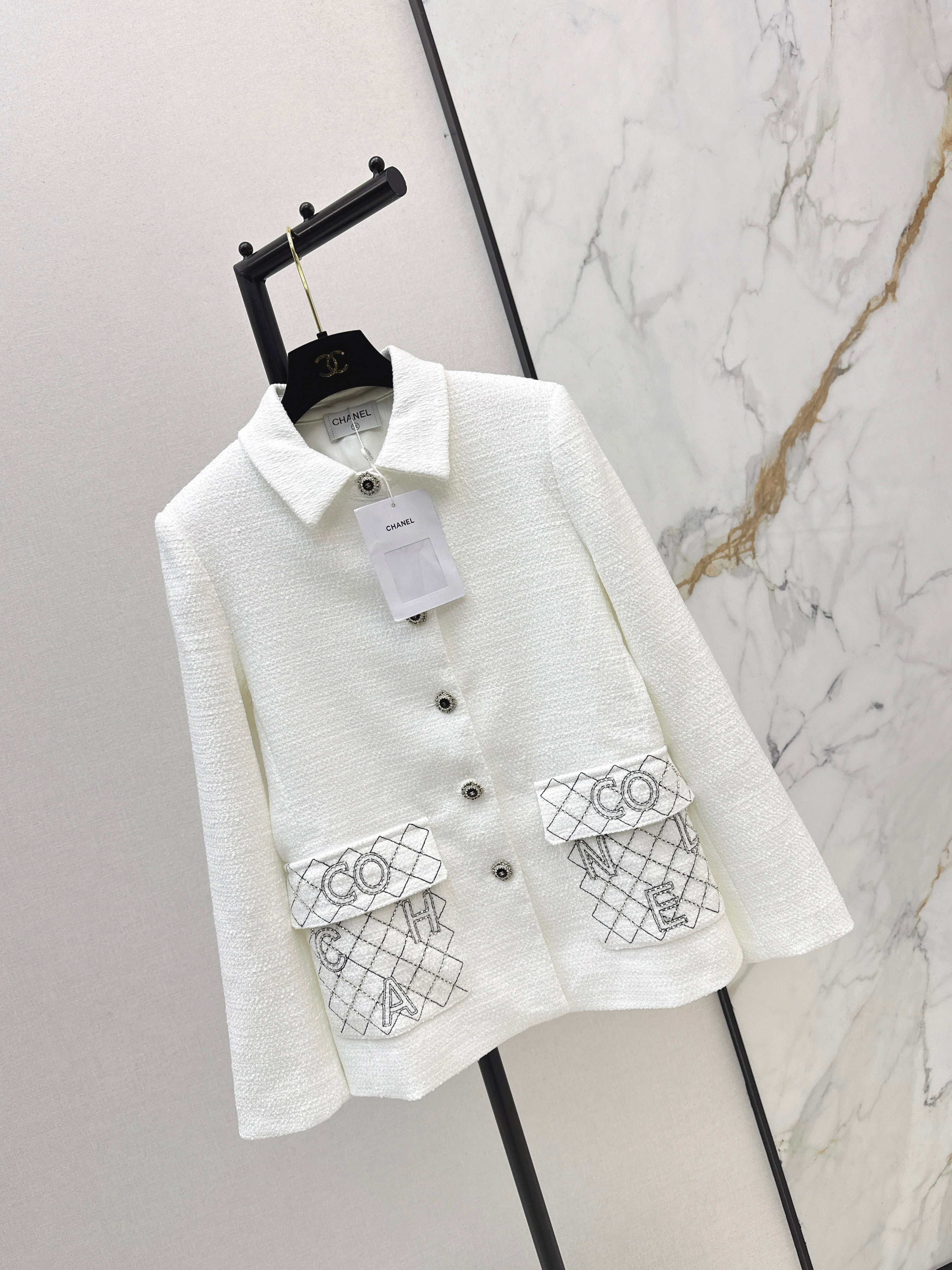 Mid-length double-pocket lapel coat