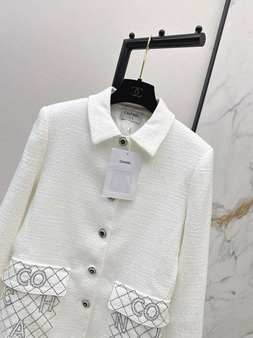 Mid-length double-pocket lapel coat