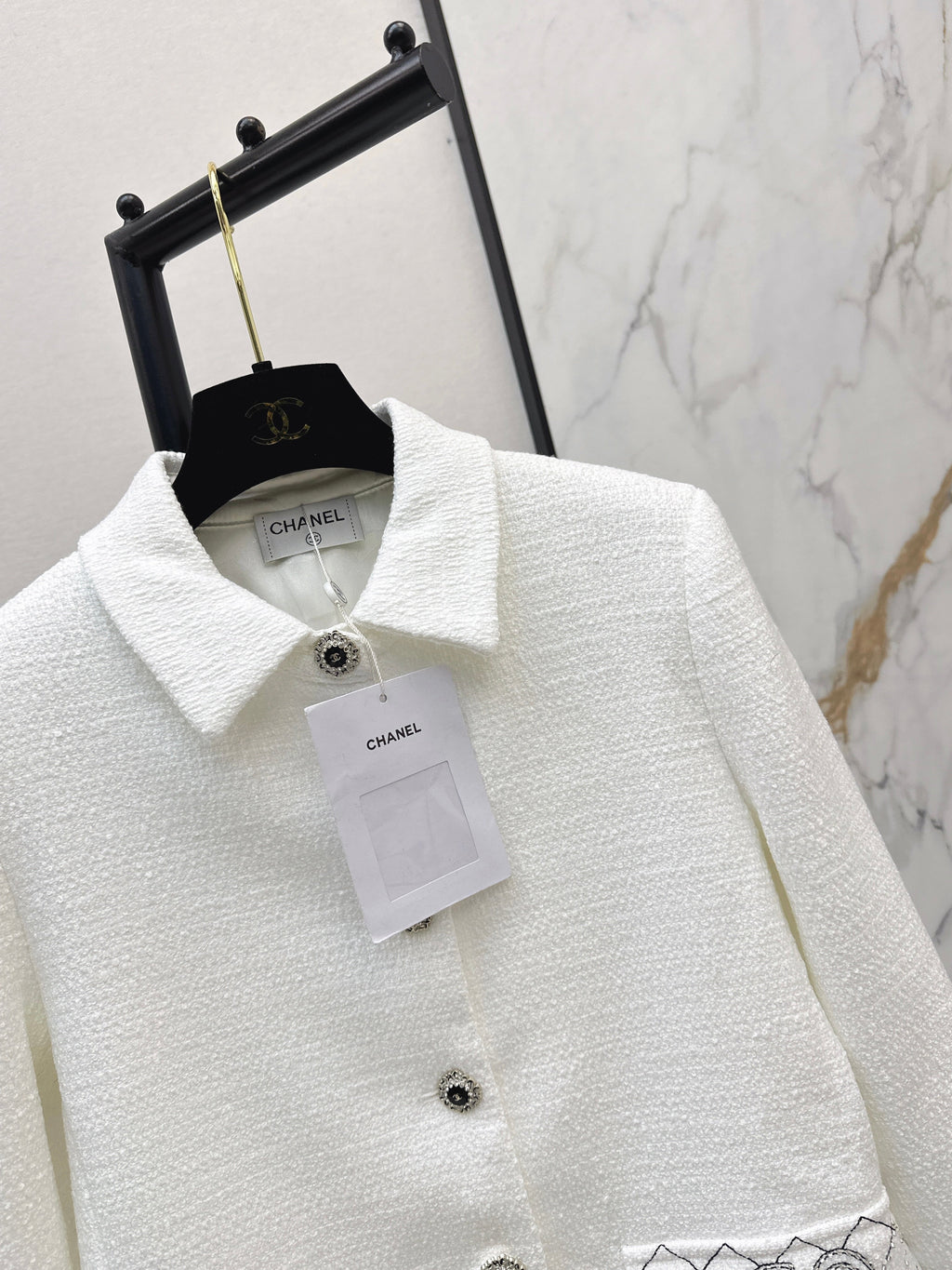 Mid-length double-pocket lapel coat