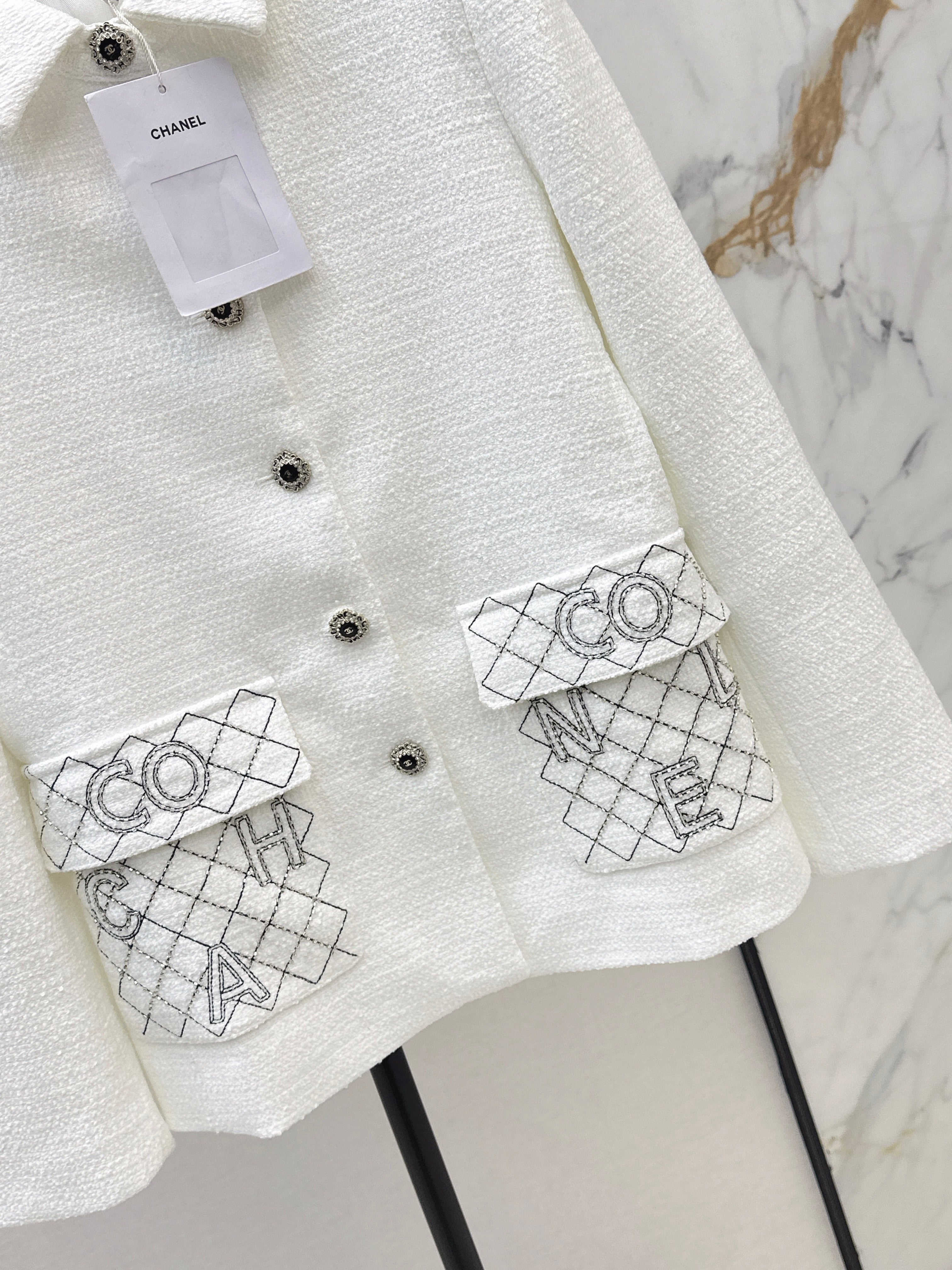 Mid-length double-pocket lapel coat