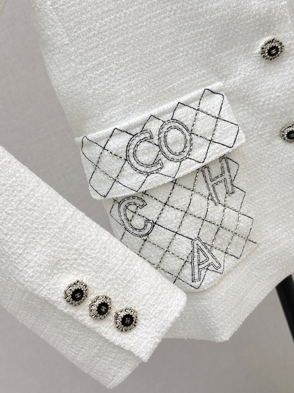 Mid-length double-pocket lapel coat