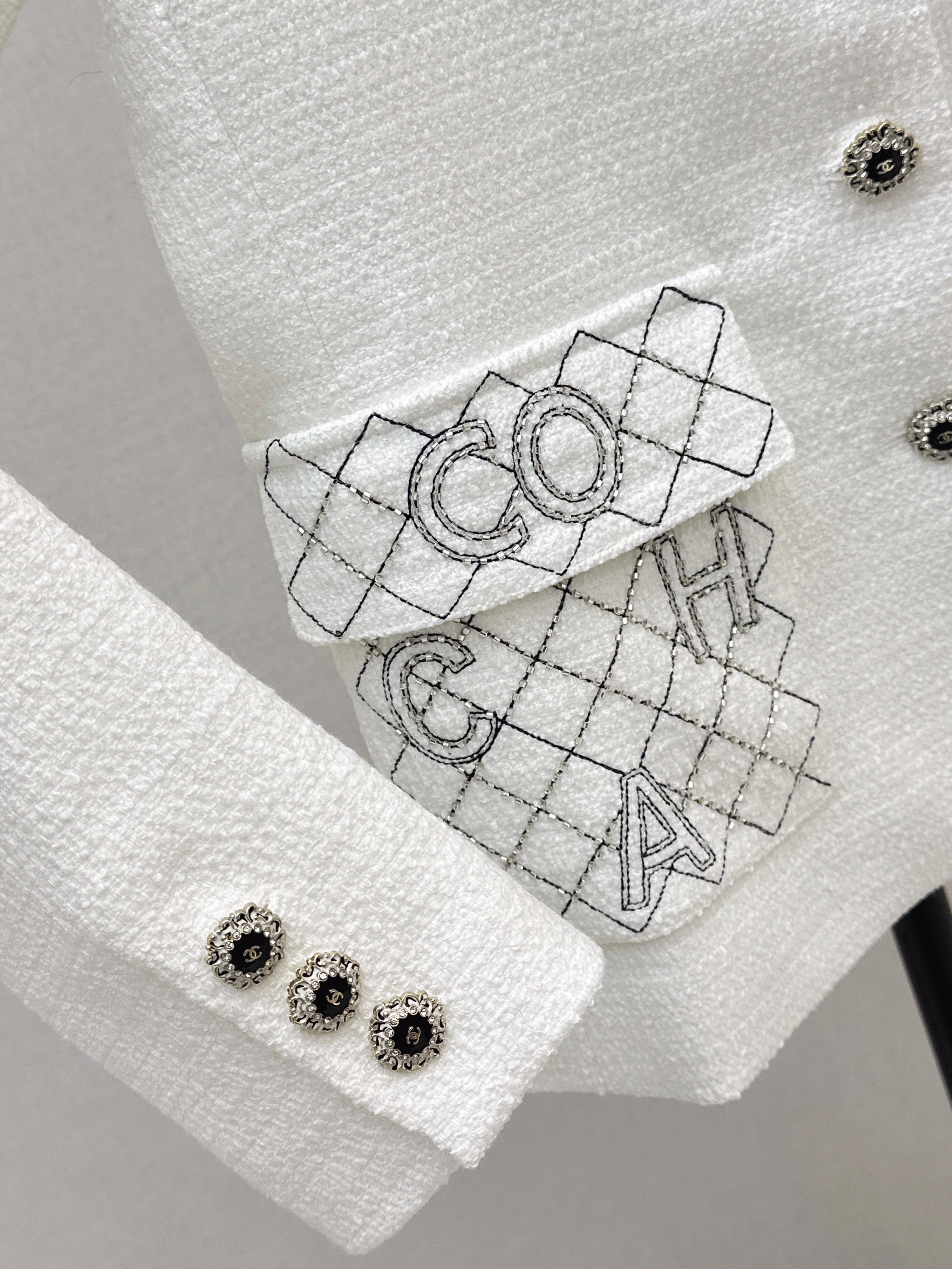 Mid-length double-pocket lapel coat