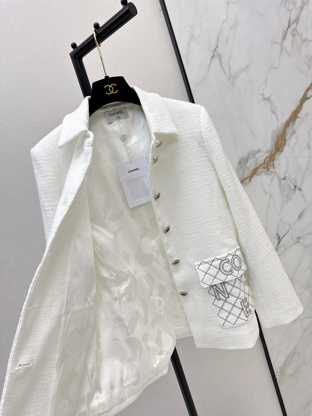Mid-length double-pocket lapel coat