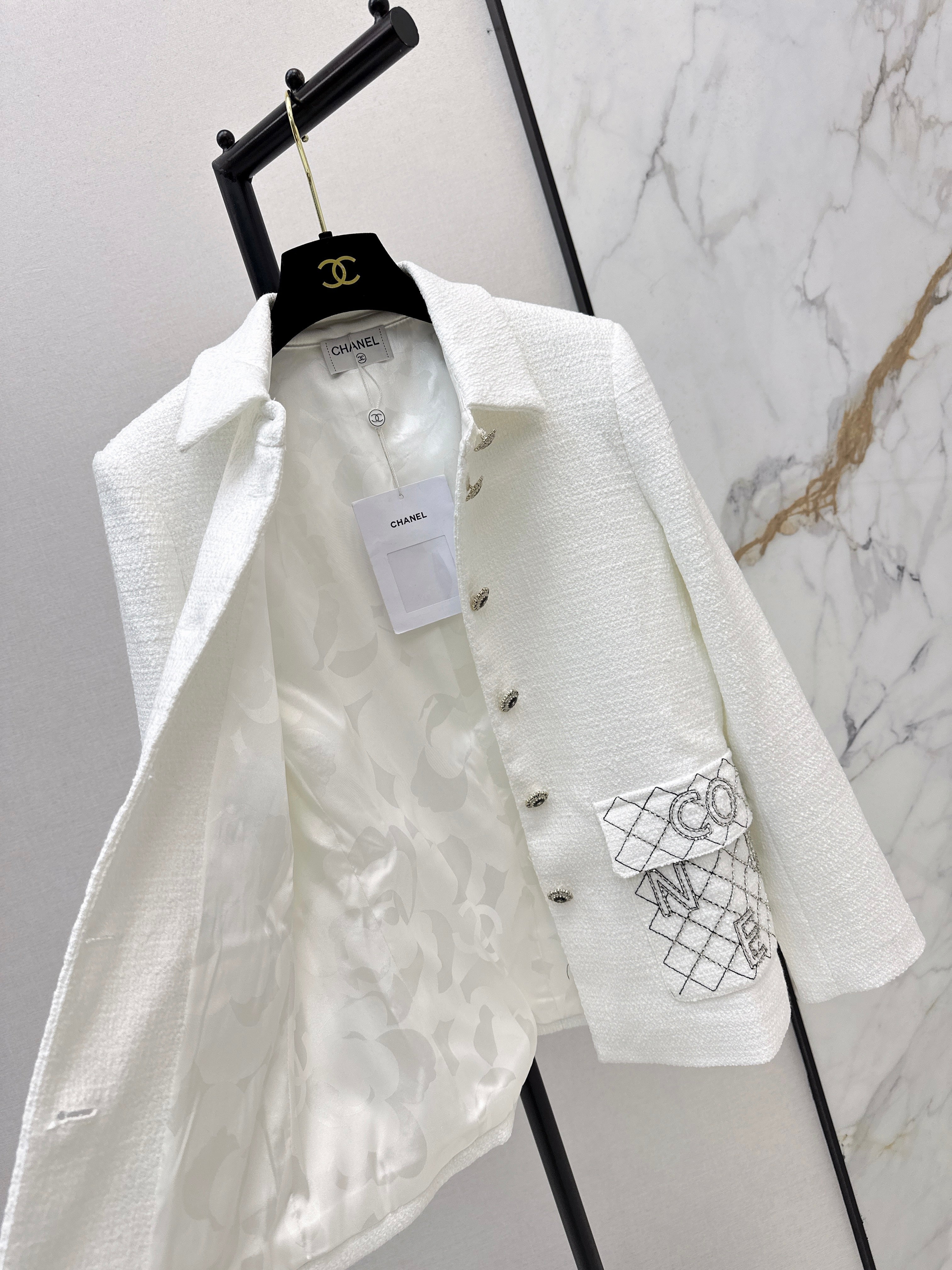 Mid-length double-pocket lapel coat