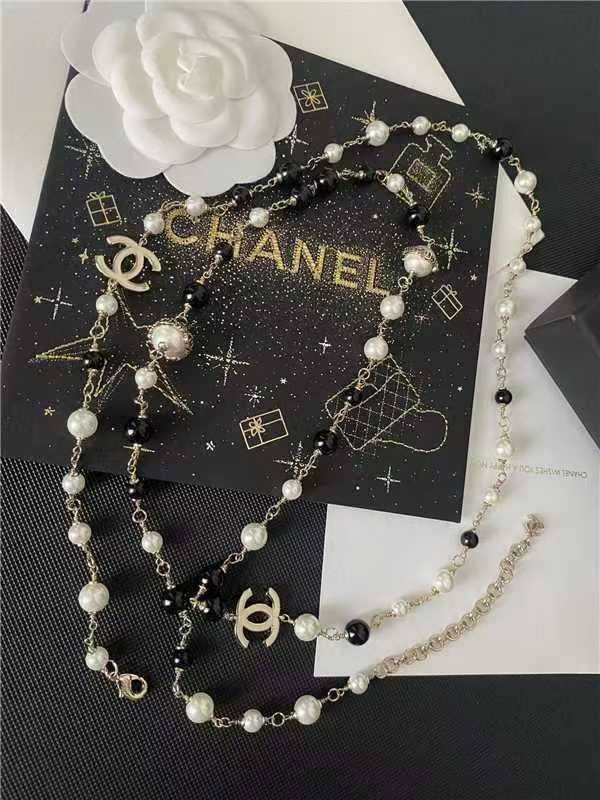 Black and white pearl letter chain sweater necklace