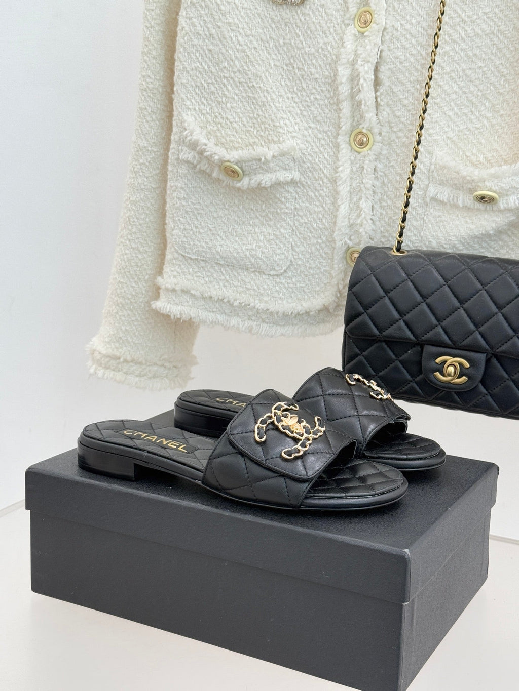 Chain-link slippers