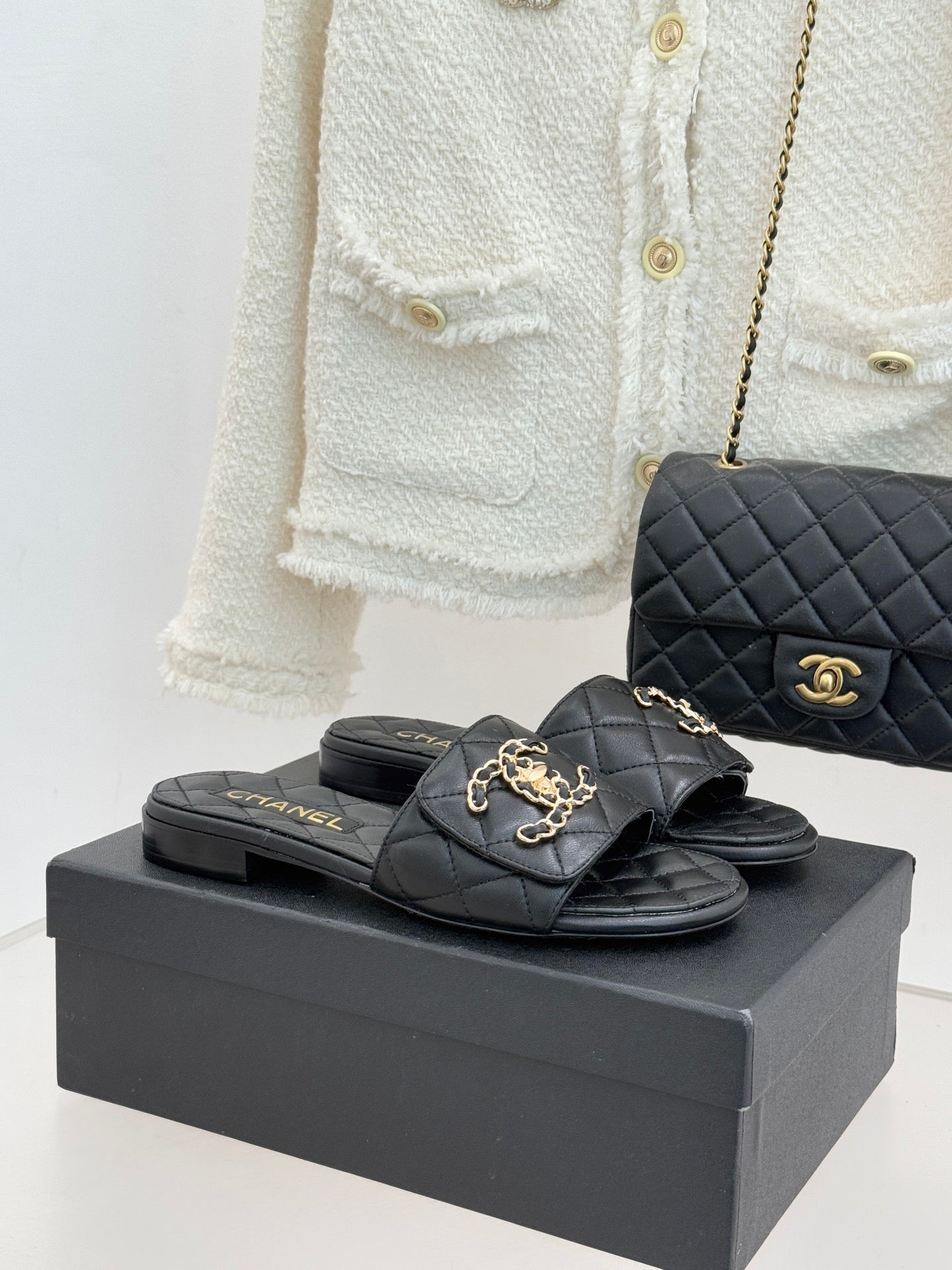 Chain-link slippers