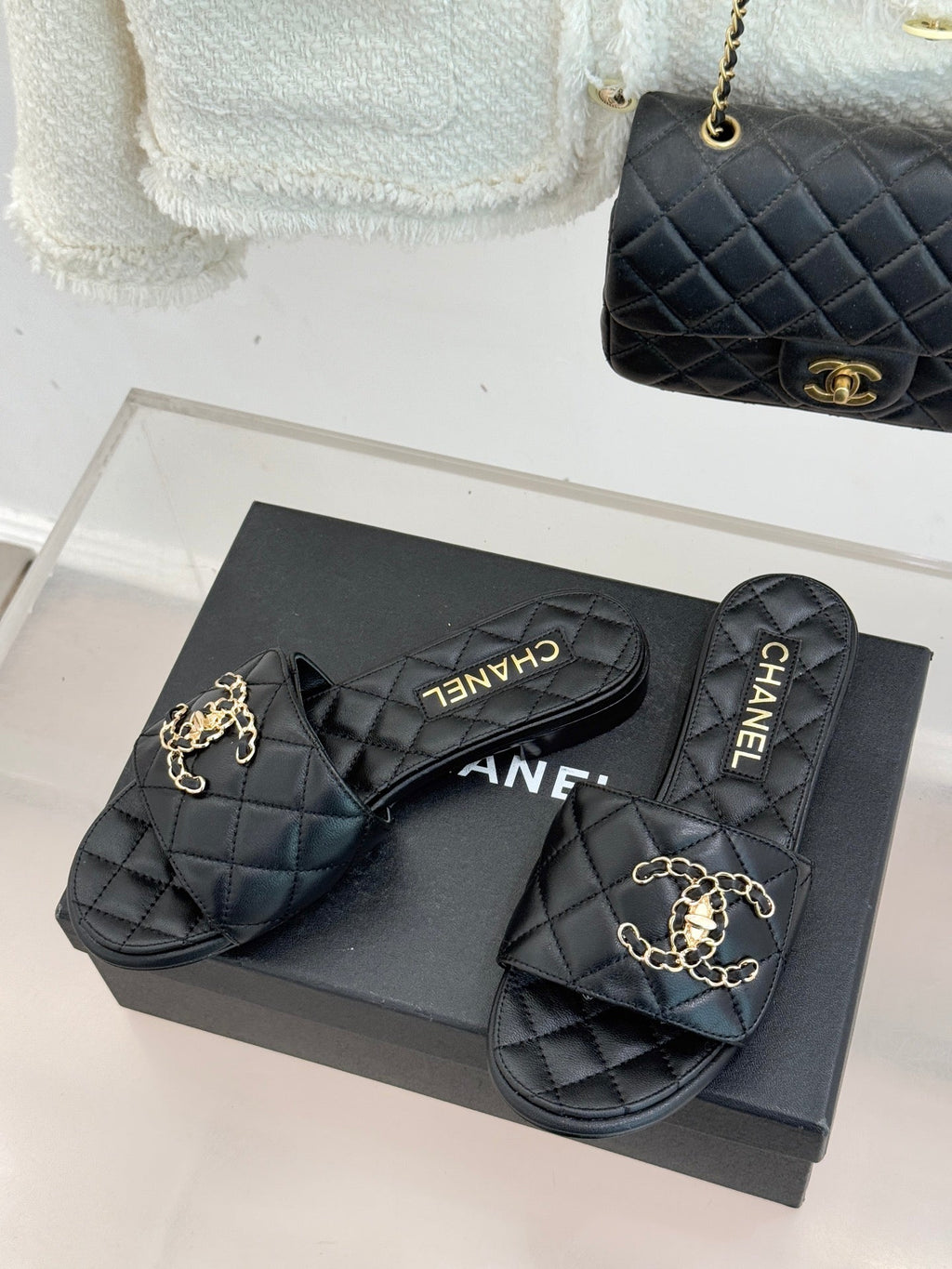 Chain-link slippers
