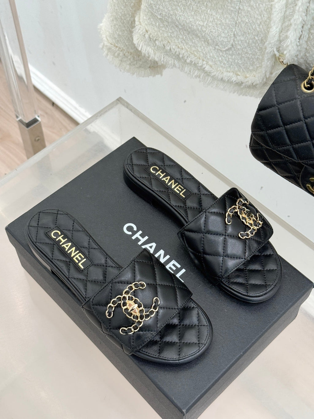 Chain-link slippers