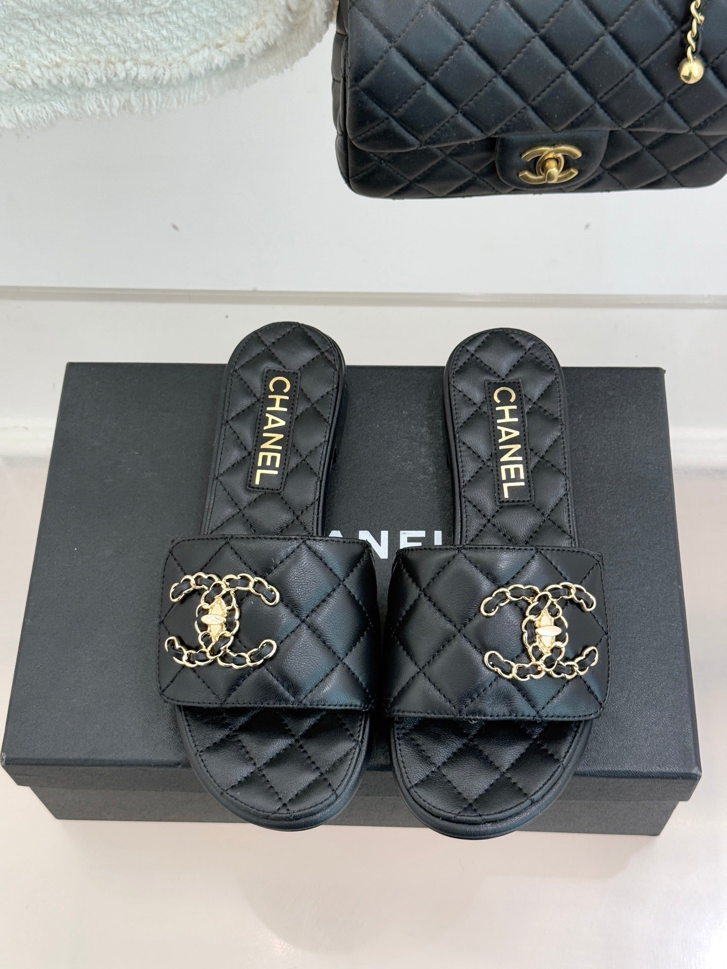 Chain-link slippers