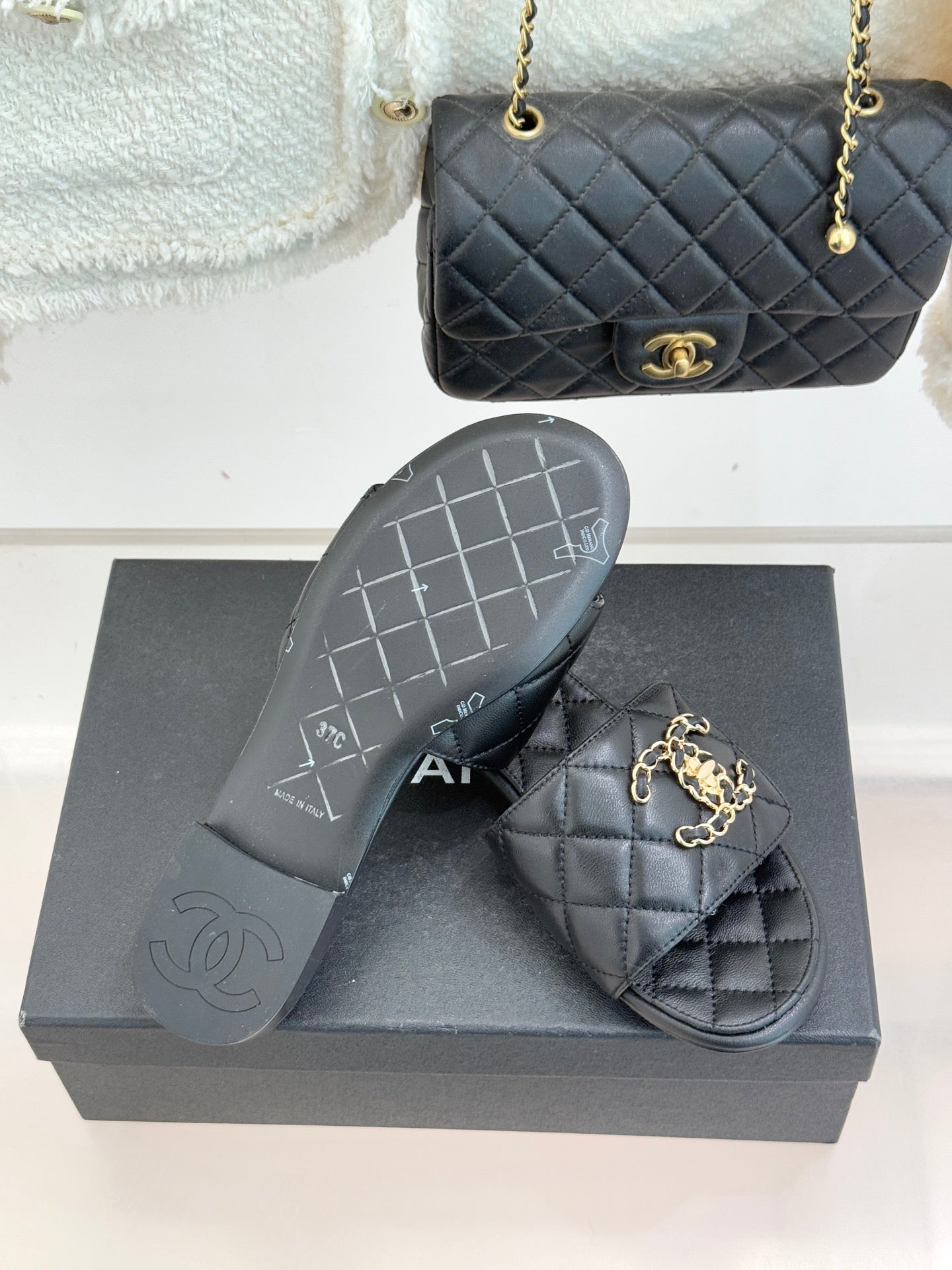 Chain-link slippers