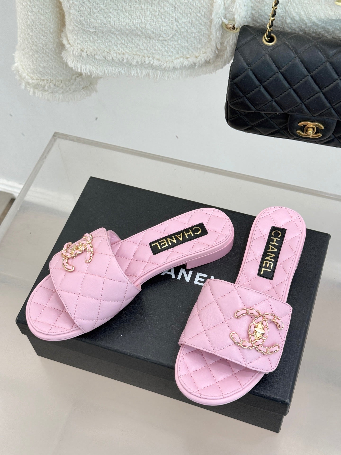 Chain-link slippers