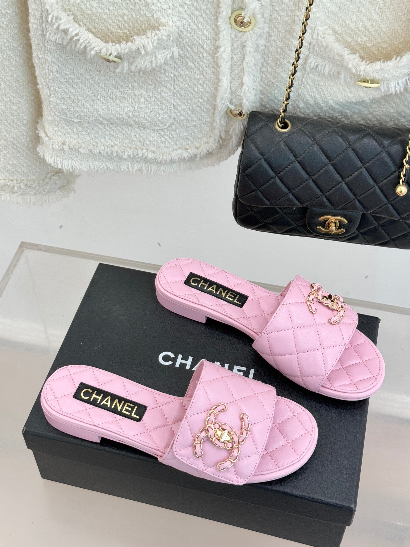 Chain-link slippers