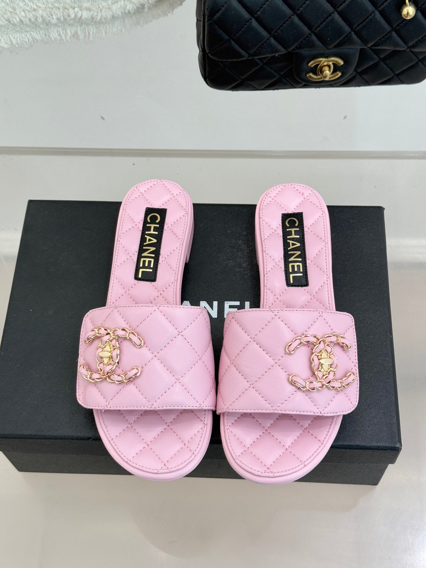 Chain-link slippers