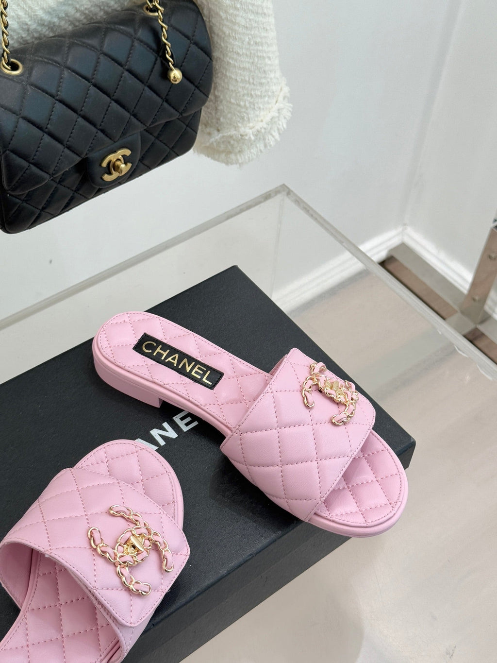 Chain-link slippers