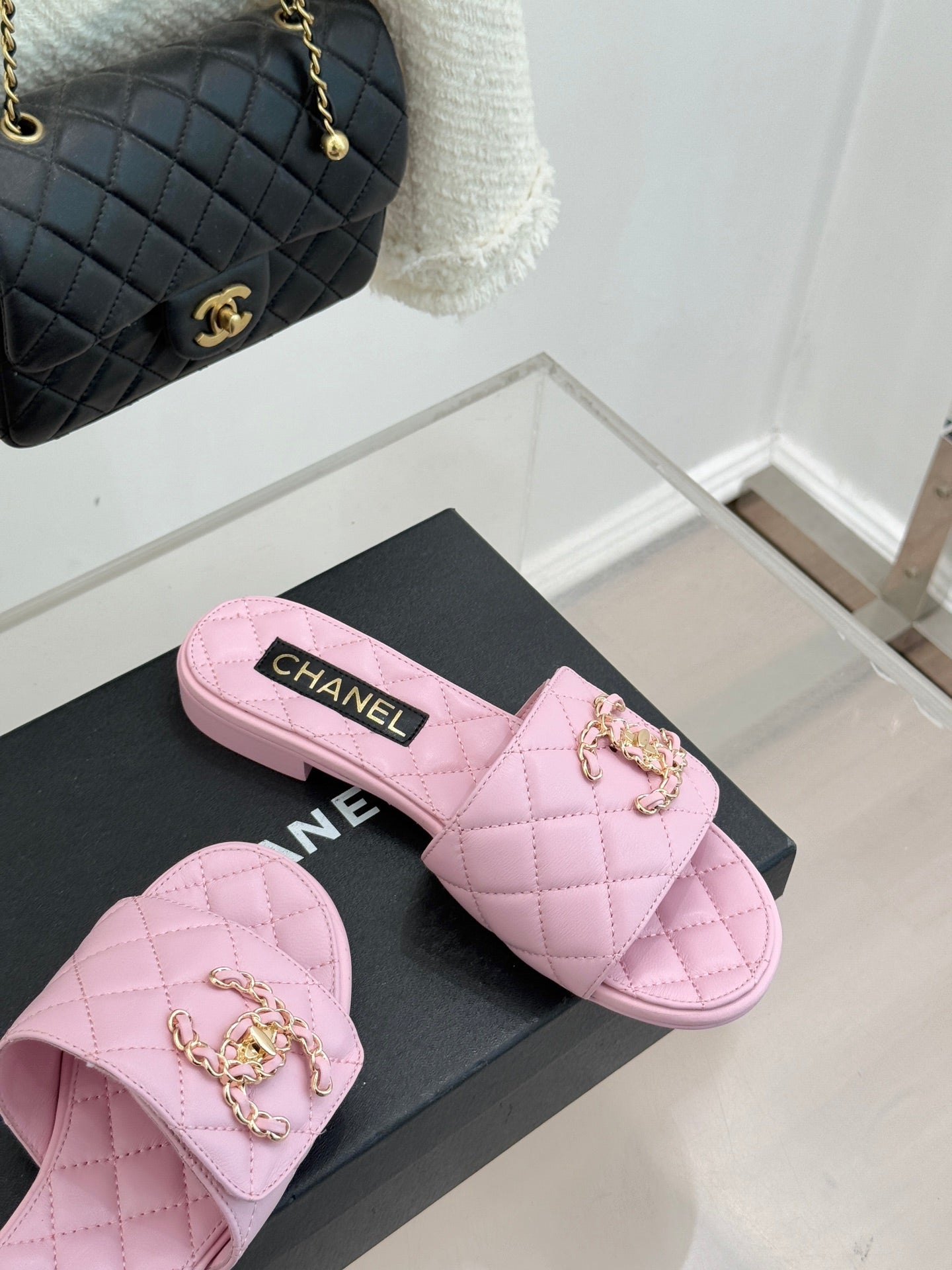Chain-link slippers