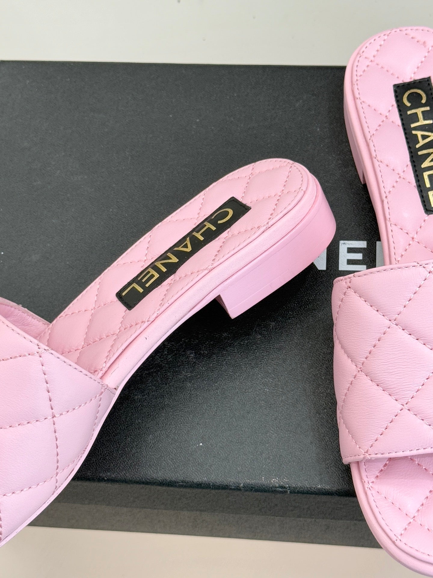 Chain-link slippers