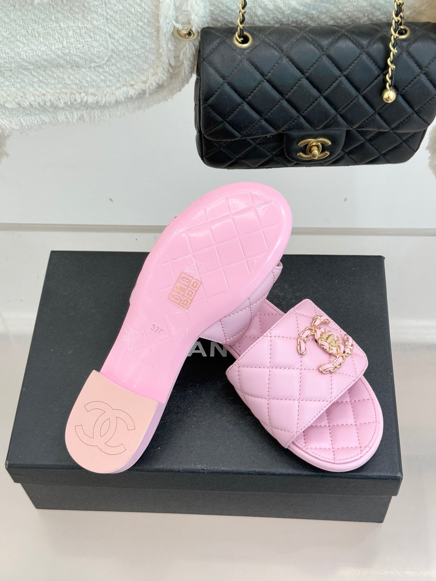 Chain-link slippers