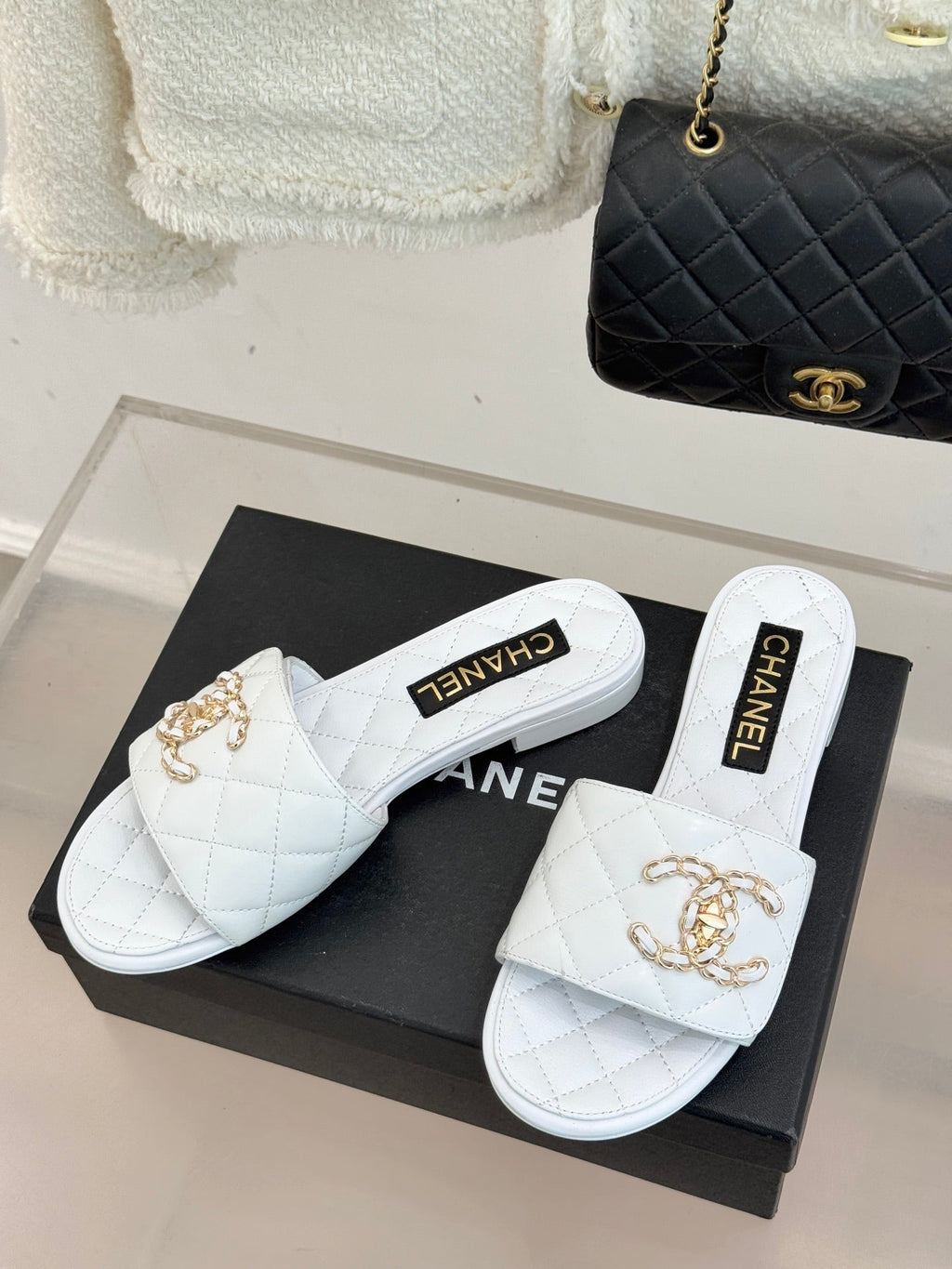 Chain-link slippers