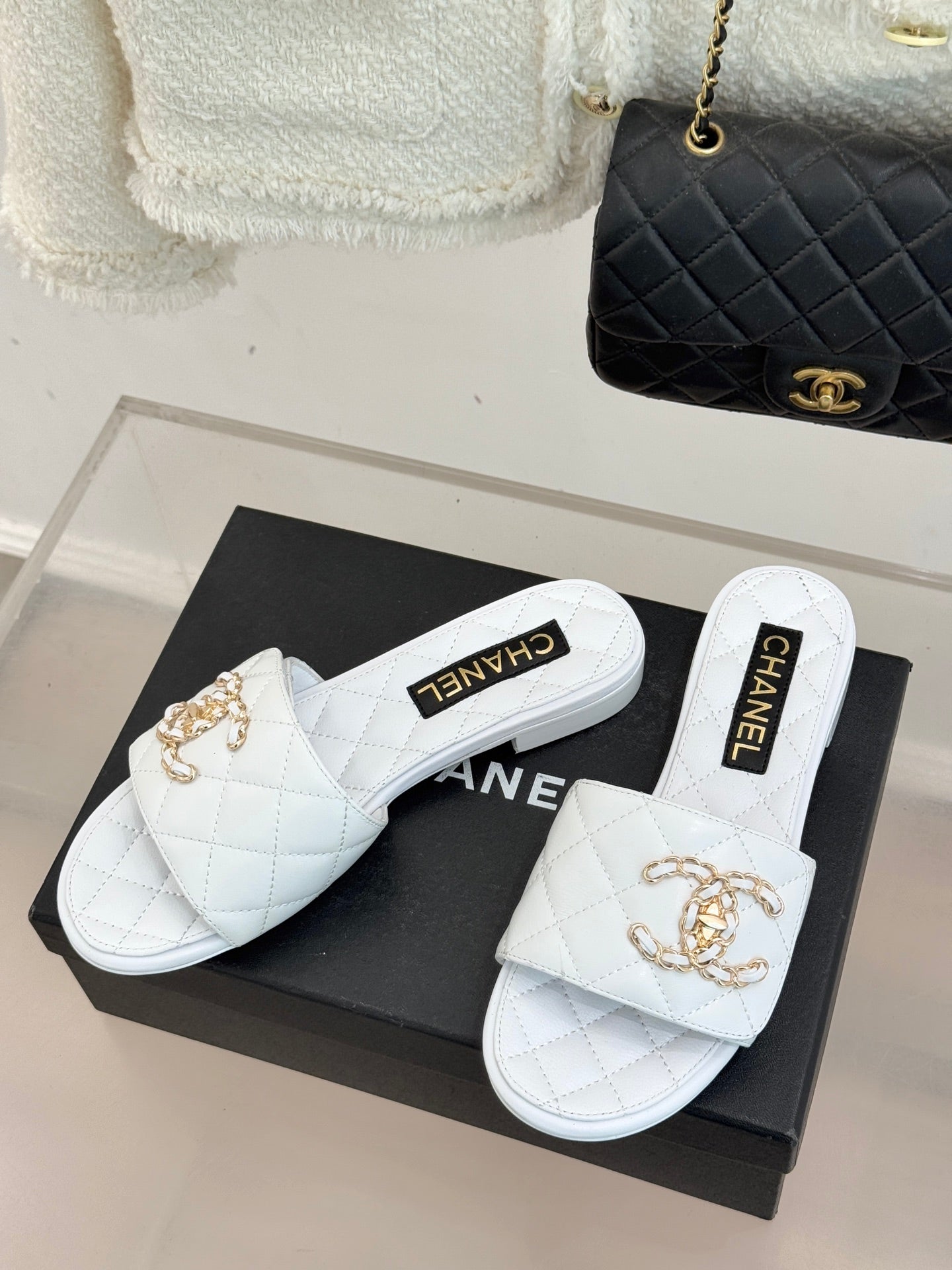 Chain-link slippers