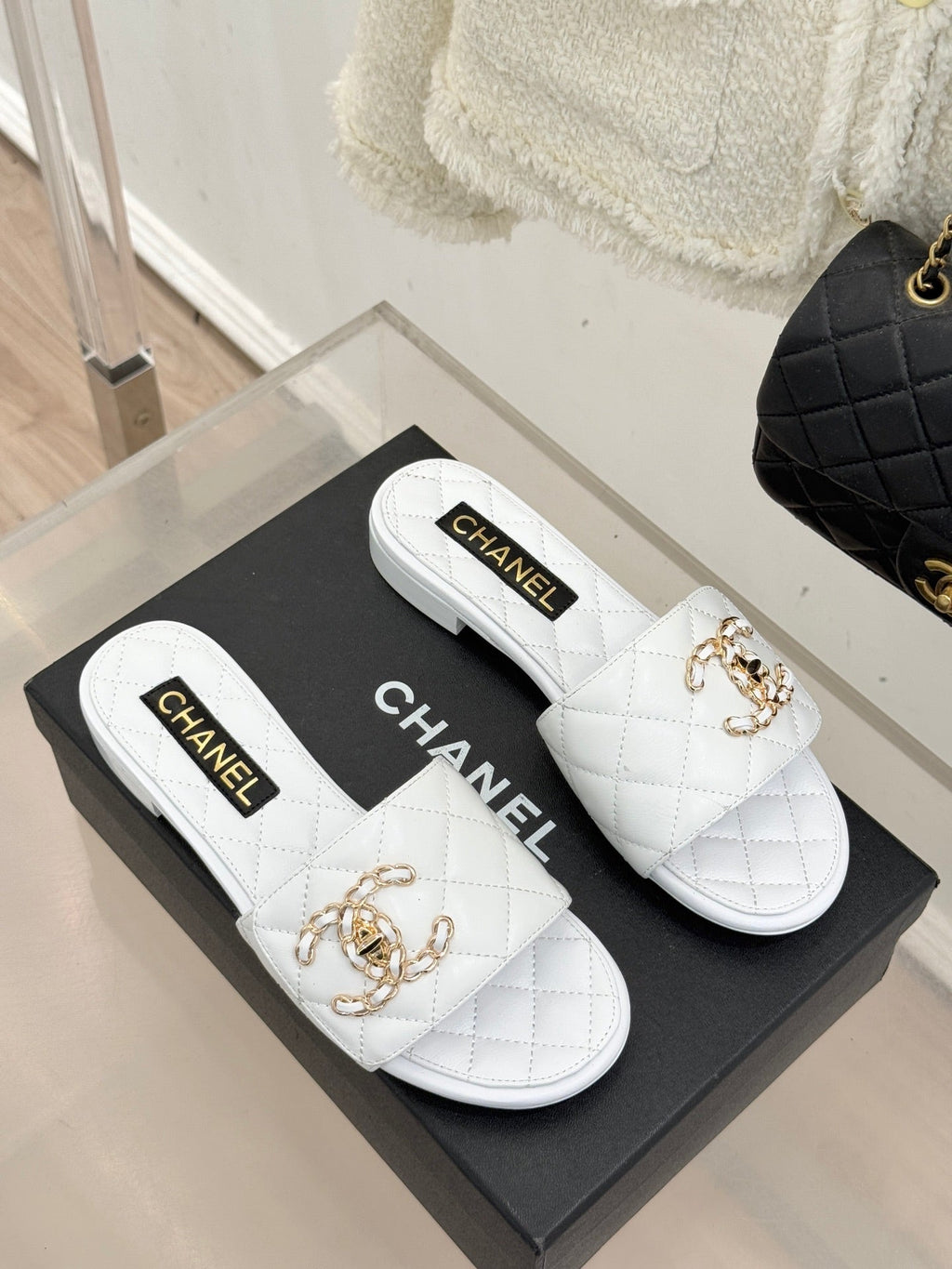 Chain-link slippers