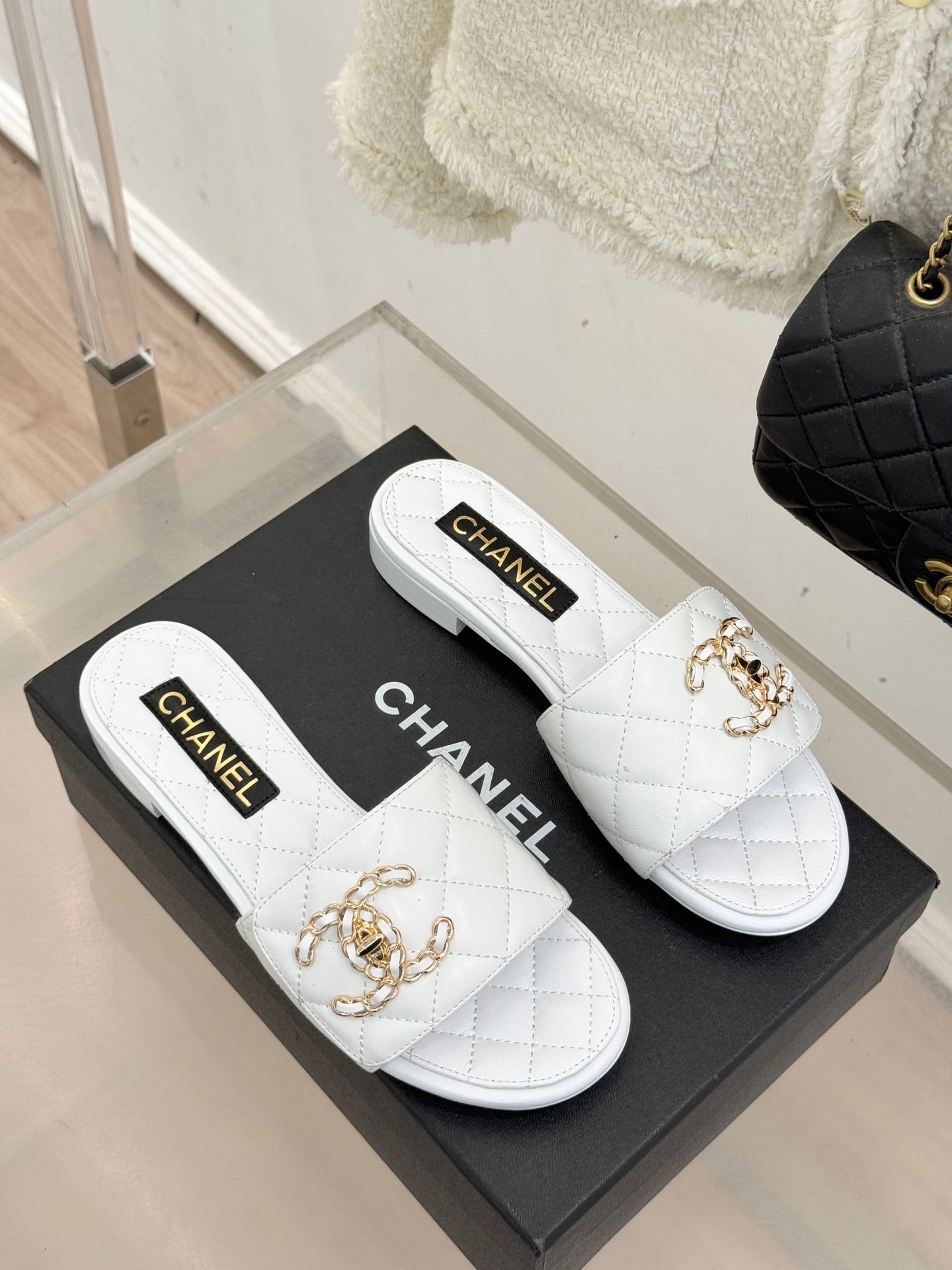Chain-link slippers