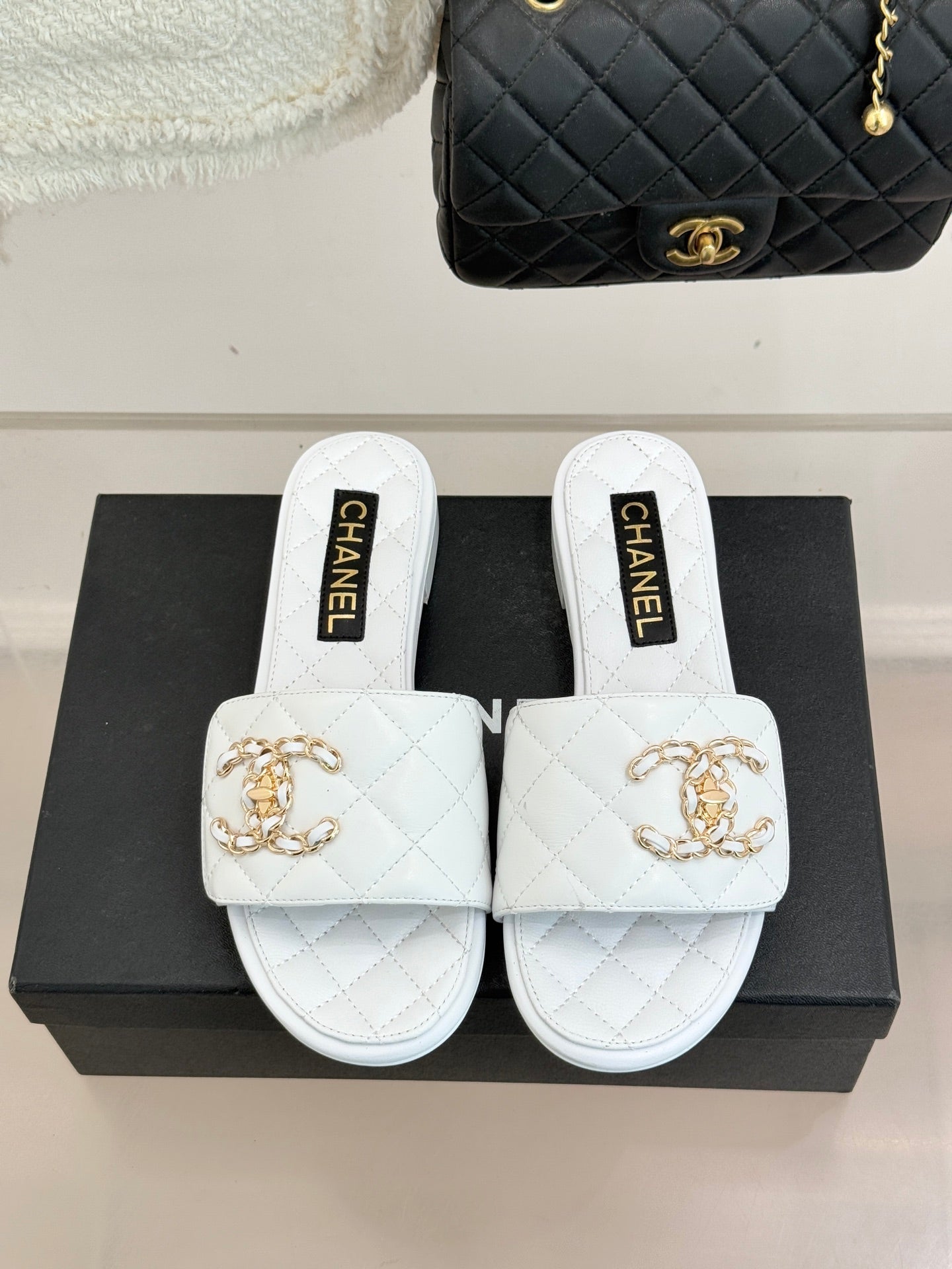 Chain-link slippers