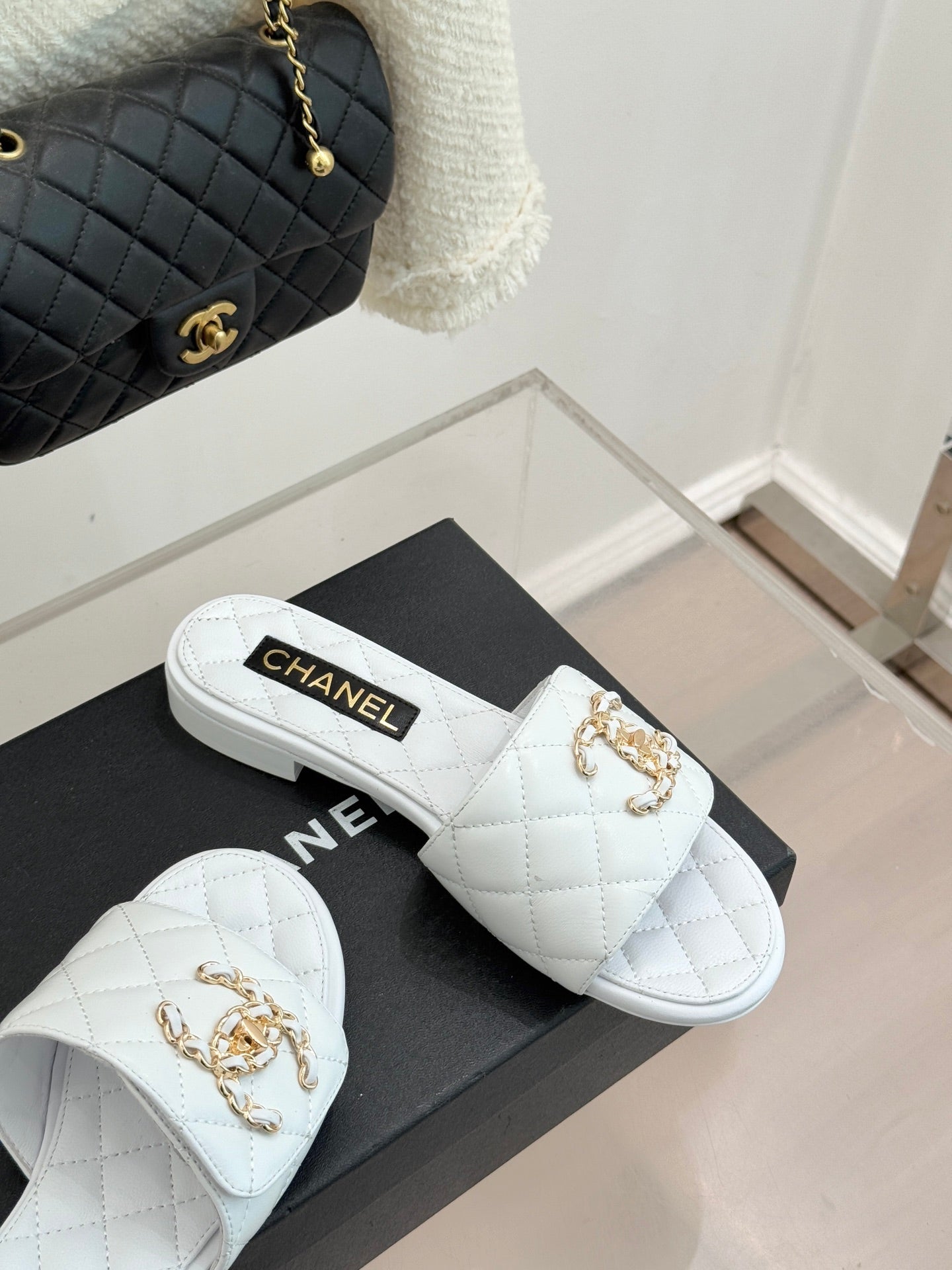 Chain-link slippers