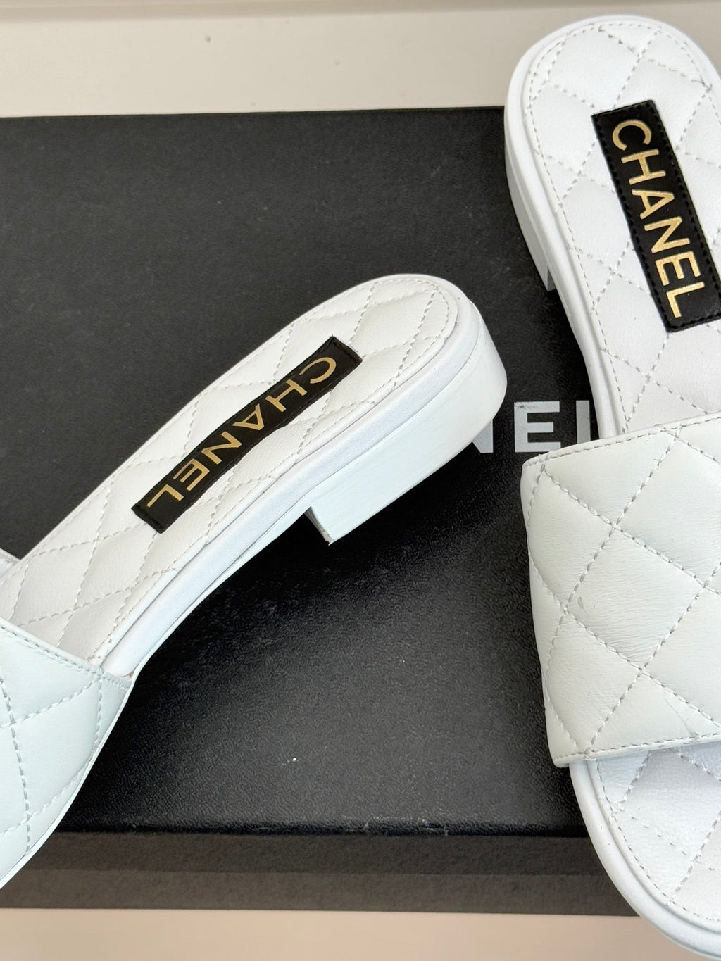 Chain-link slippers
