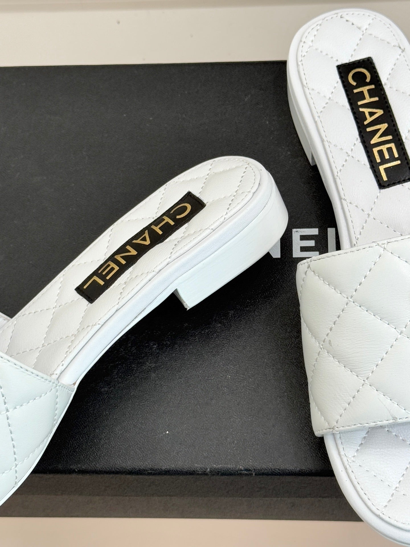 Chain-link slippers