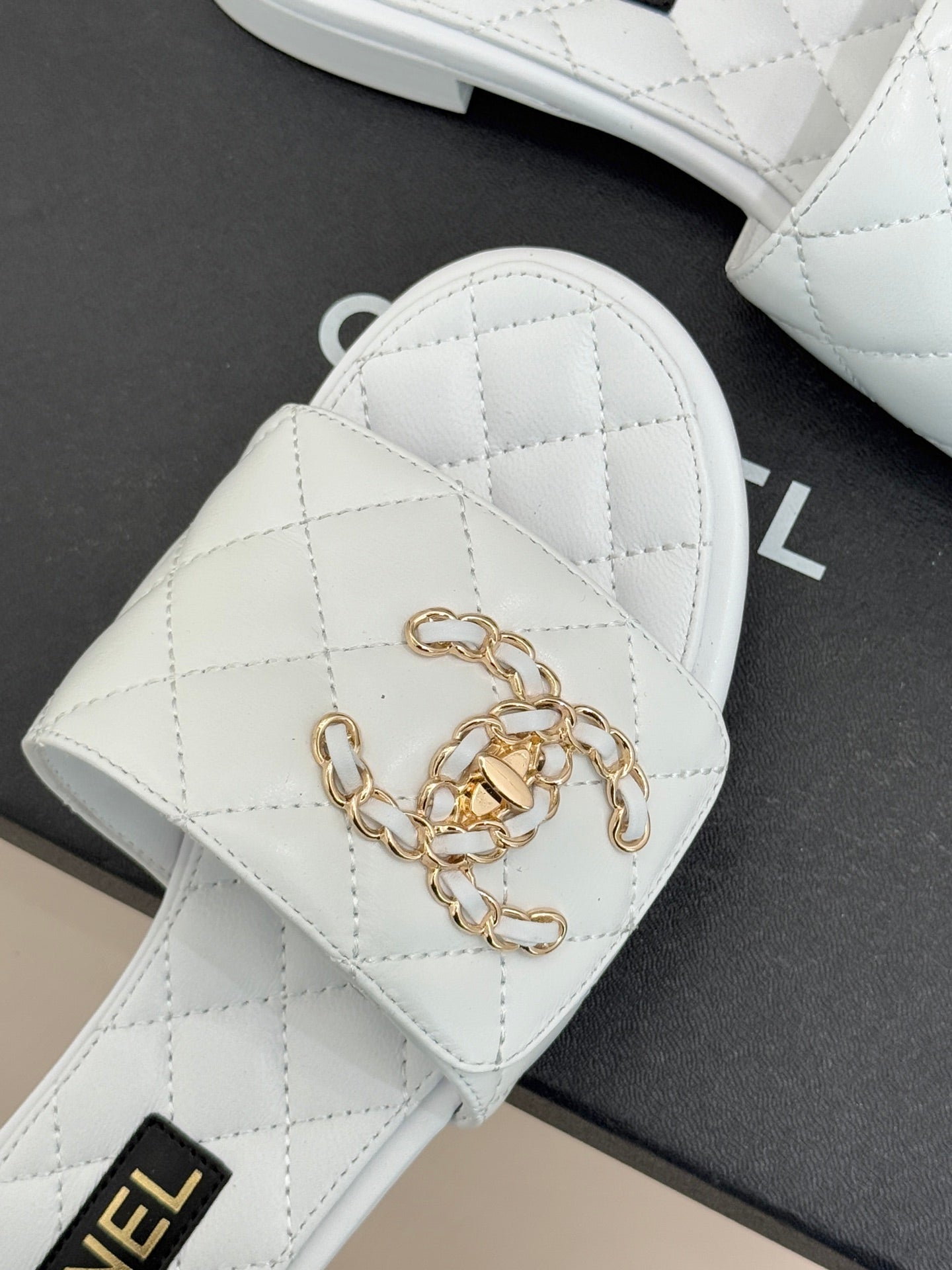 Chain-link slippers